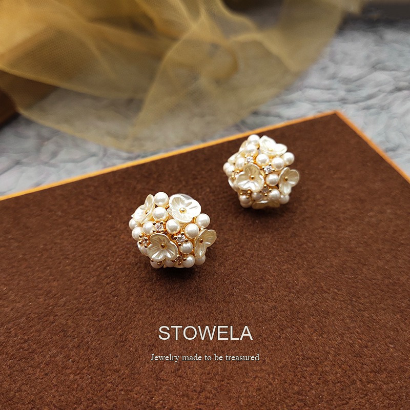 Élan Shell Pearl Clip-On Earrings product image 3