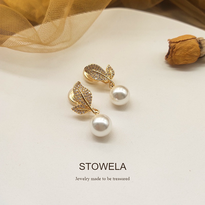 Élan Leaf Pearl Clip-On Earrings product image 3