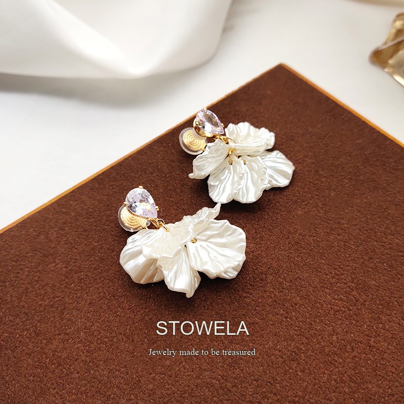 Amara Floral Leaf Clip-On Earrings product image 4