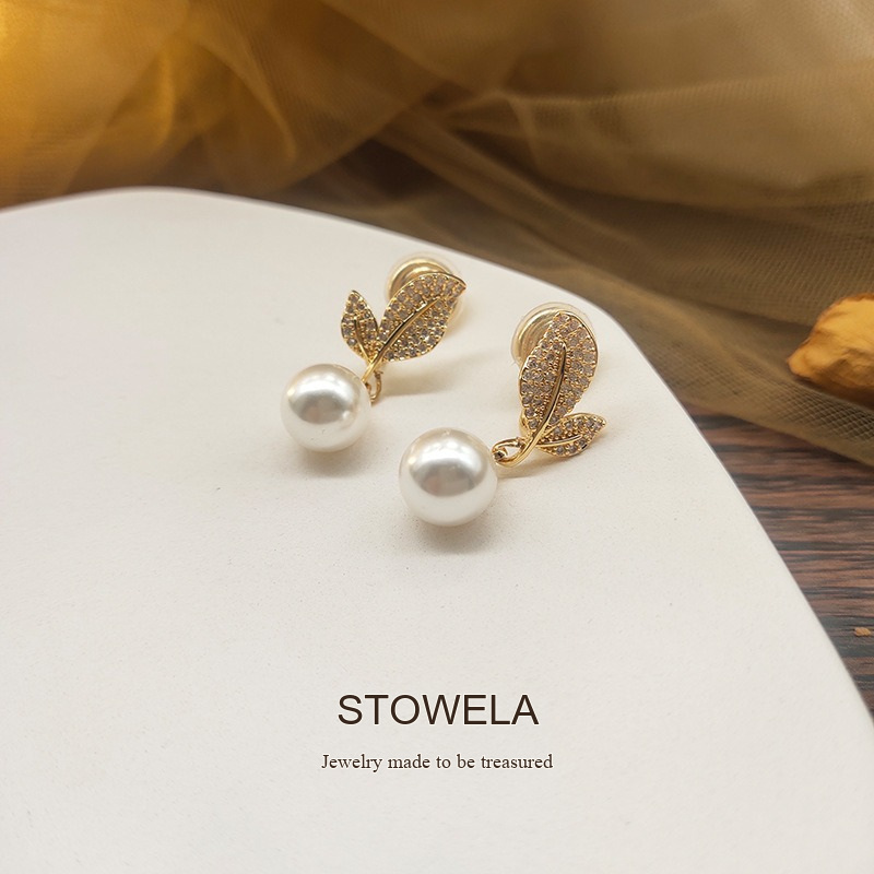 Élan Leaf Pearl Clip-On Earrings product image 5