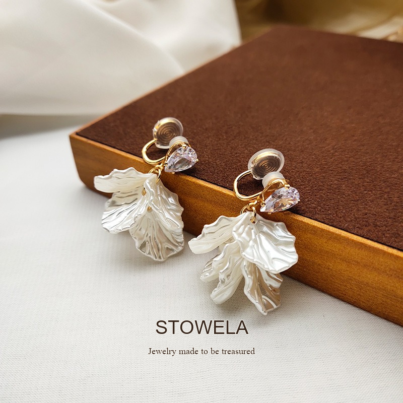 Amara Floral Leaf Clip-On Earrings product image 6