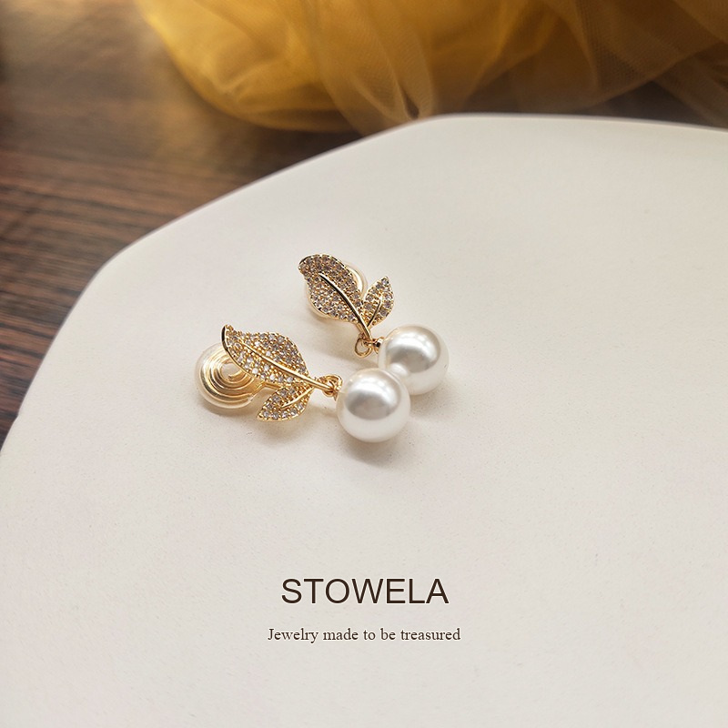 Élan Leaf Pearl Clip-On Earrings product image 6