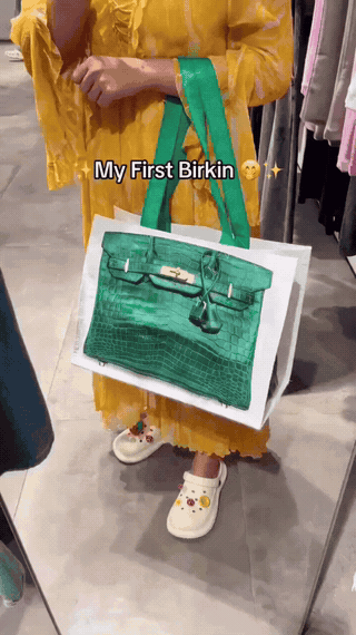 Printed tote bag in everyday use