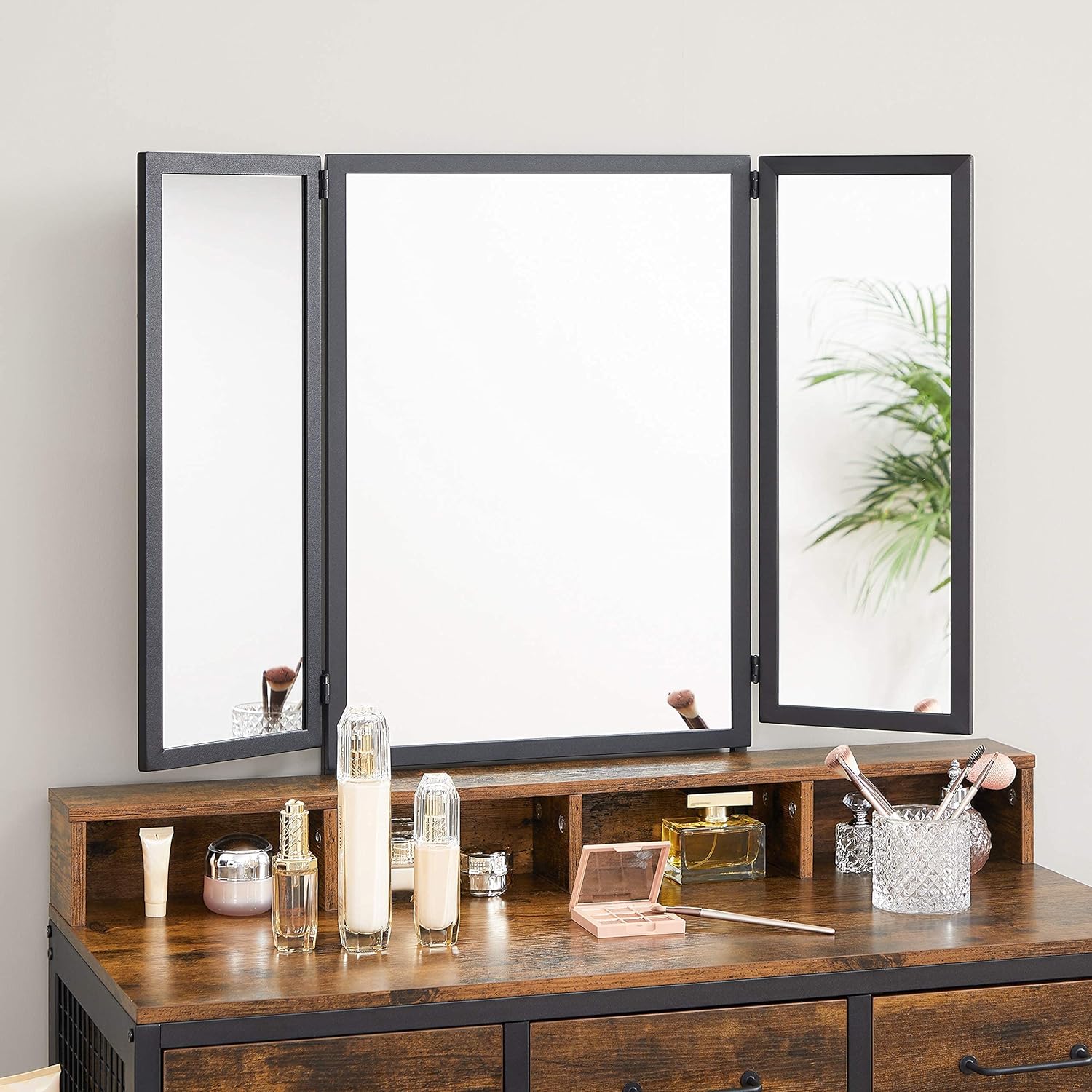 VASAGLE Juego de Mesa de Maquillaje con Espejo Triple, Tocador con Espejo y Taburete, 3 Cajones, Escritorio de Maquillaje, Soporte para Secador, Industrial, Marrón Rústico y Negro RVT004B01