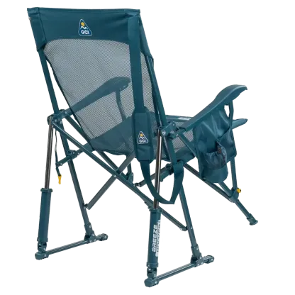 Silla GCI Outdoor BreezeRocker con mecanismo de balanceo por resorte y respaldo de malla, color verde azulado y negro.