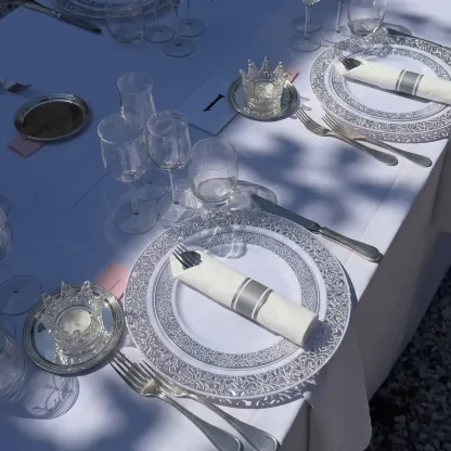 Juegos de vajilla, platos de plástico dorados. Incluye: platos llanos, platos de postre, cubiertos de plástico dorados, vasos para fiestas, vajilla desechable, a prueba de fugas.