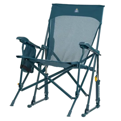 Silla GCI Outdoor BreezeRocker con mecanismo de balanceo por resorte y respaldo de malla, color verde azulado y negro.