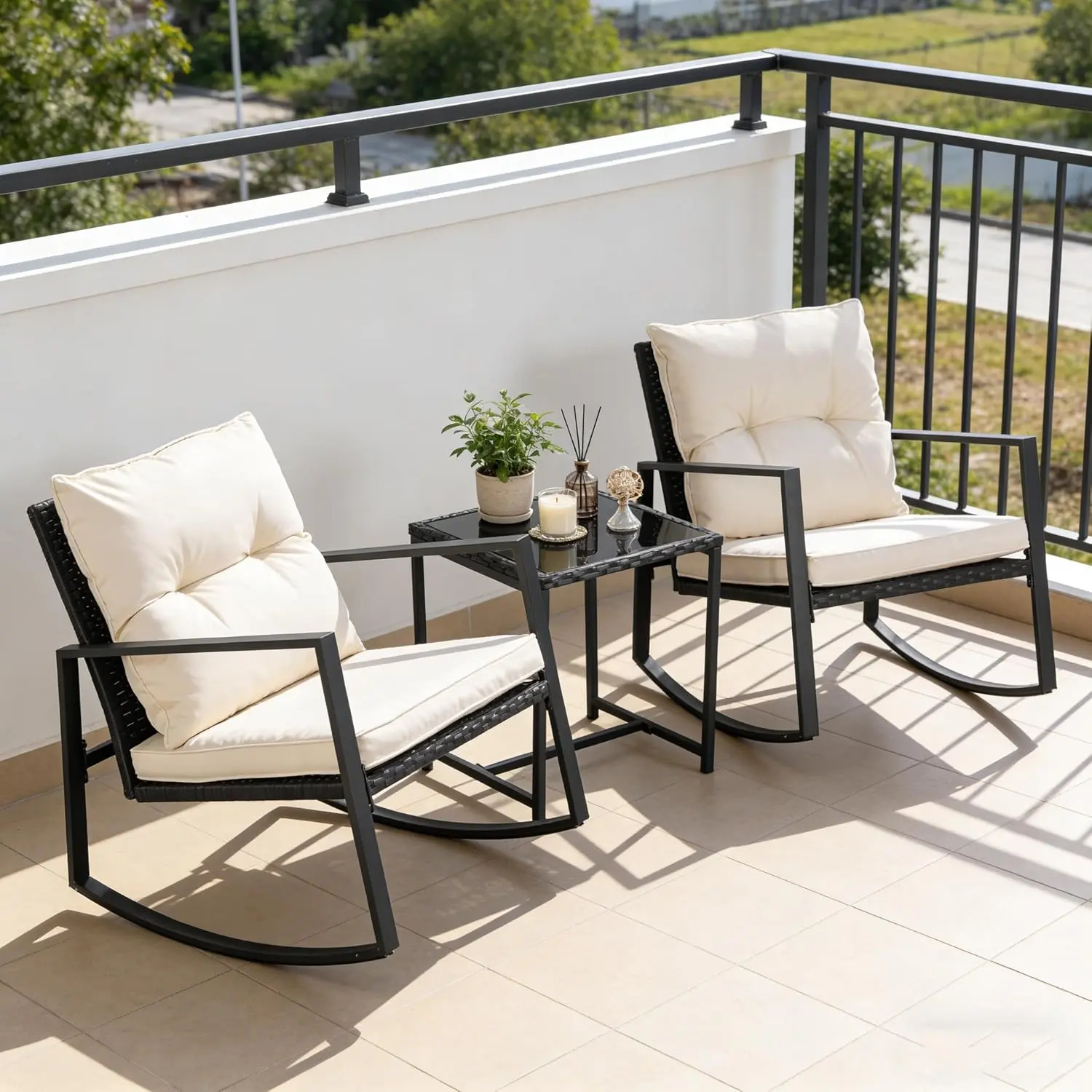 Set de bistró mecedor para exteriores de 3 piezas: muebles de mimbre negro, sillas para porche y mesa de centro de cristal.