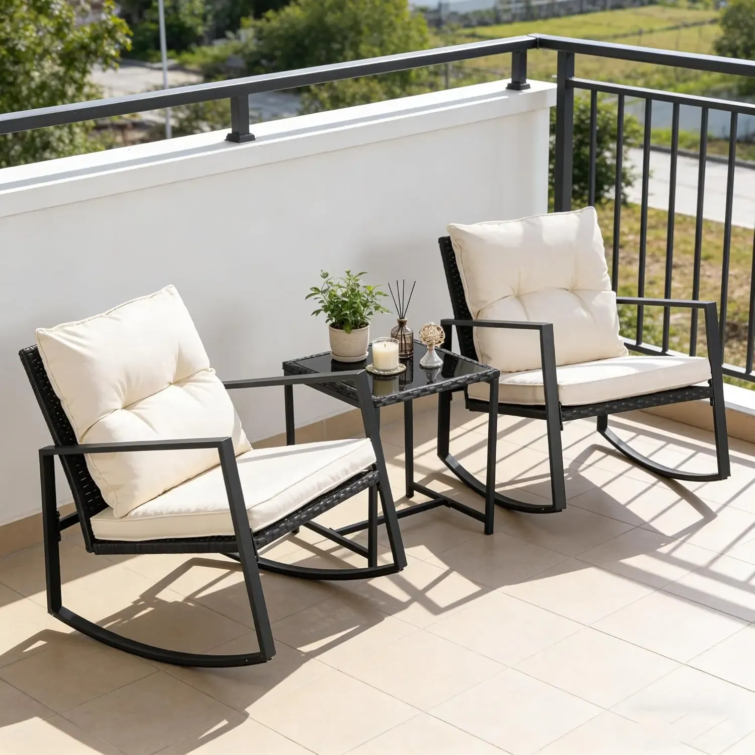 Set de bistró mecedor para exteriores de 3 piezas: muebles de mimbre negro, sillas para porche y mesa de centro de cristal.