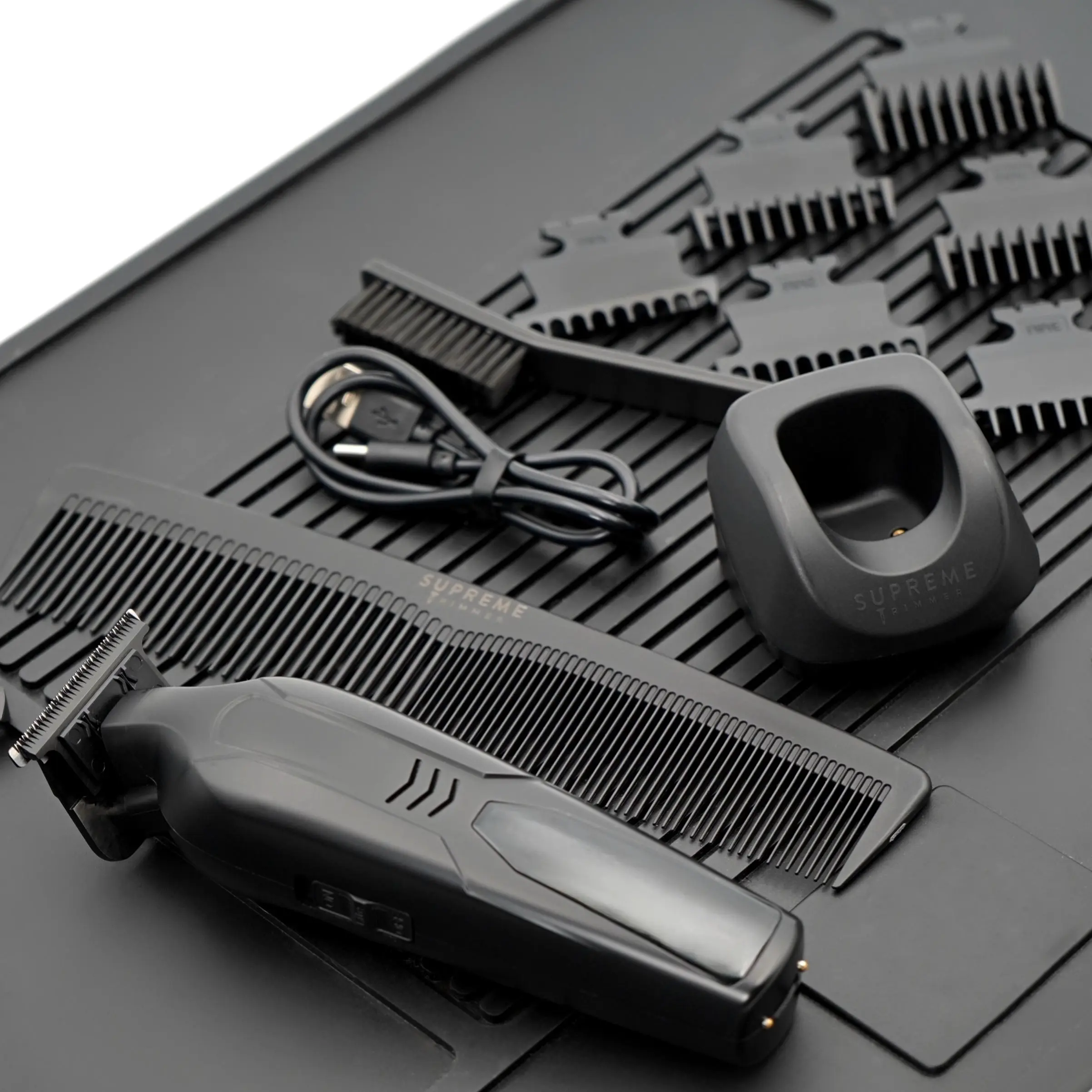 Supreme Trimmer VADER Lite: Cortapelos tipo T-Liner con 6 peines guía, carga USB-C, batería de larga duración, motor de 6,5 W y 7000 RPM para cortes precisos; diseño ergonómico para uso prolongado, inalámbrico y fabricado en acero.