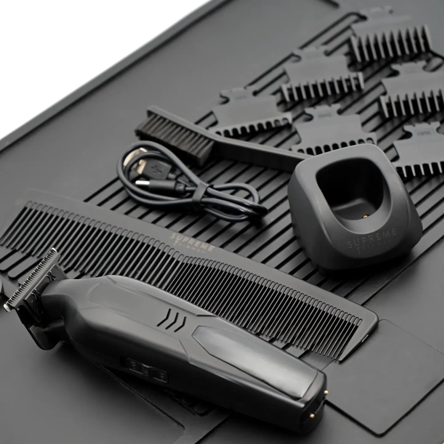 Supreme Trimmer VADER Lite: Cortapelos tipo T-Liner con 6 peines guía, carga USB-C, batería de larga duración, motor de 6,5 W y 7000 RPM para cortes precisos; diseño ergonómico para uso prolongado, inalámbrico y fabricado en acero.