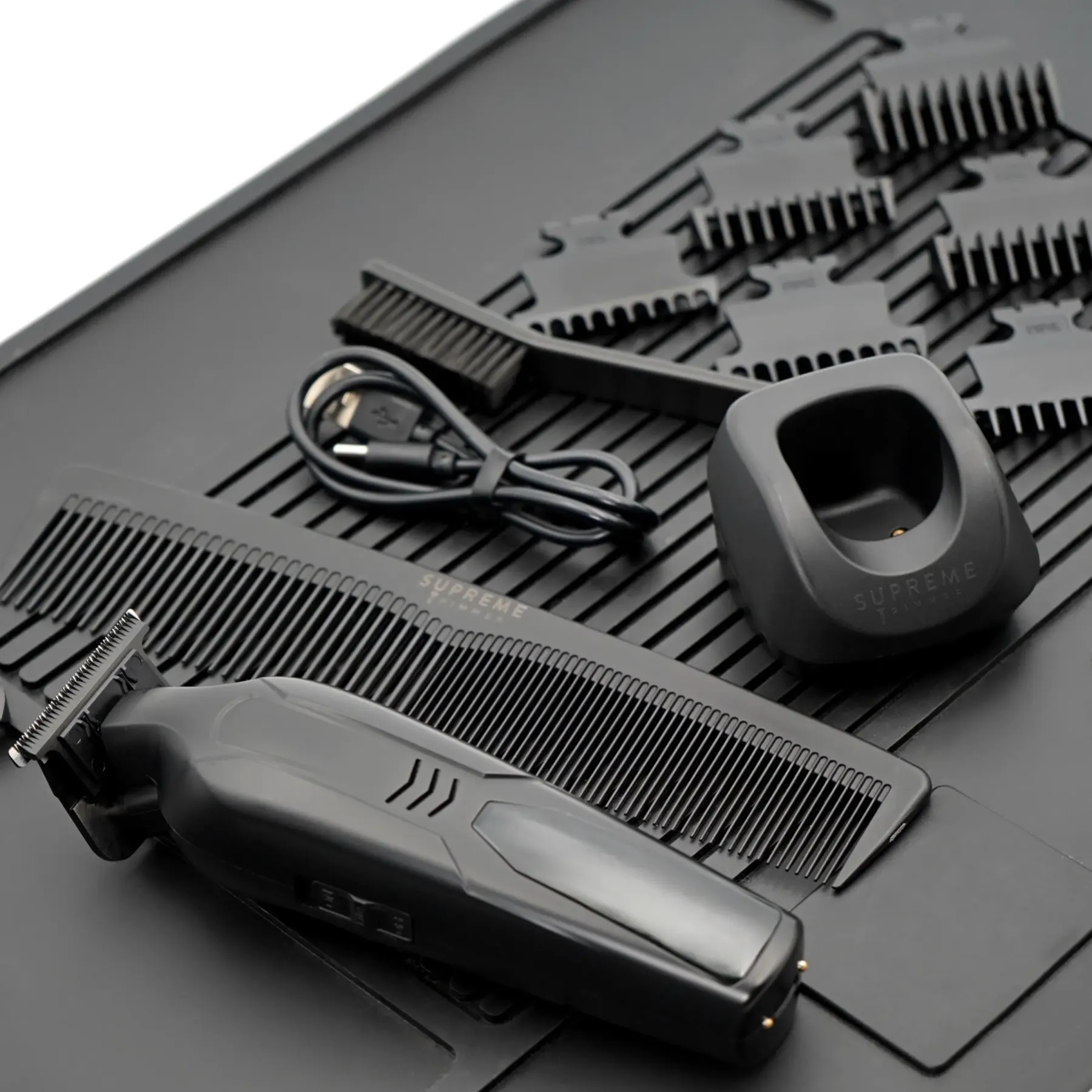 Supreme Trimmer VADER Lite: Cortapelos tipo T-Liner con 6 peines guía, carga USB-C, batería de larga duración, motor de 6,5 W y 7000 RPM para cortes precisos; diseño ergonómico para uso prolongado, inalámbrico y fabricado en acero.