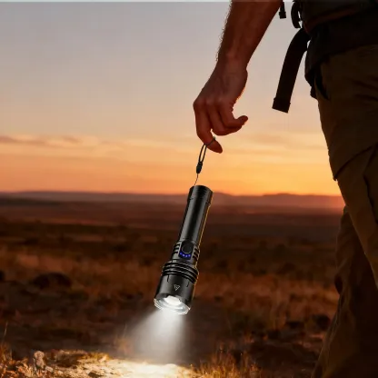Linterna LED recargable de alto lumen con lente concentradora, zoom, 5 modos de iluminación, ultrabrillante para acampar, actividades al aire libre y uso doméstico. Se puede usar sin necesidad de carga.