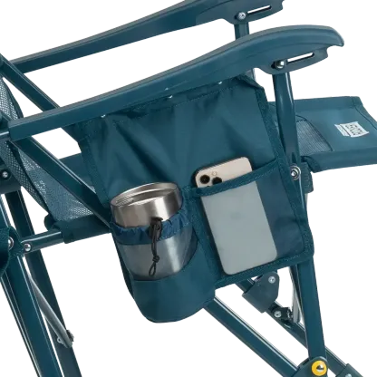Silla GCI Outdoor BreezeRocker con mecanismo de balanceo por resorte y respaldo de malla, color verde azulado y negro.