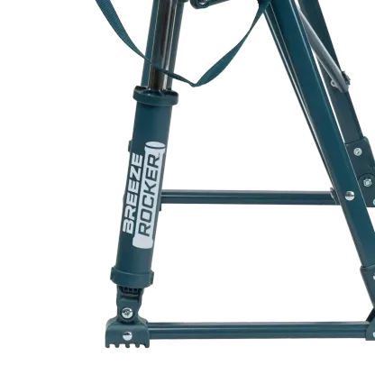 Silla GCI Outdoor BreezeRocker con mecanismo de balanceo por resorte y respaldo de malla, color verde azulado y negro.
