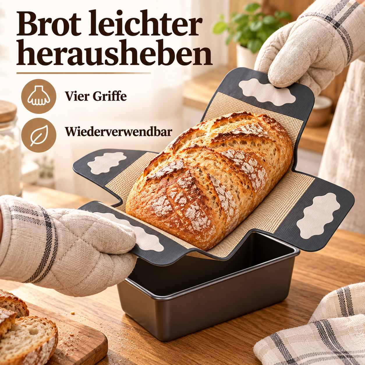 Viergriff-Backmatte mit Sauerteigbrot beim Herausheben mit Ofenhandschuhen