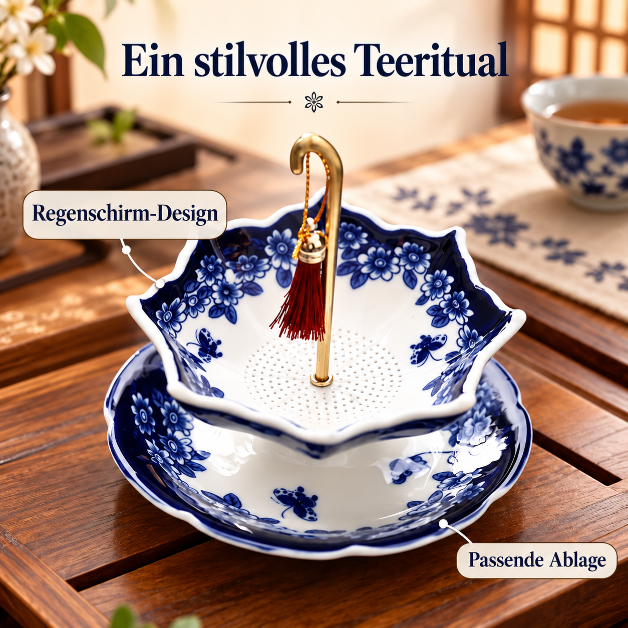 Blau-weißes Regenschirm-Teesieb mit goldenem Griff, roter Quaste und passender Ablage auf einem Holztisch