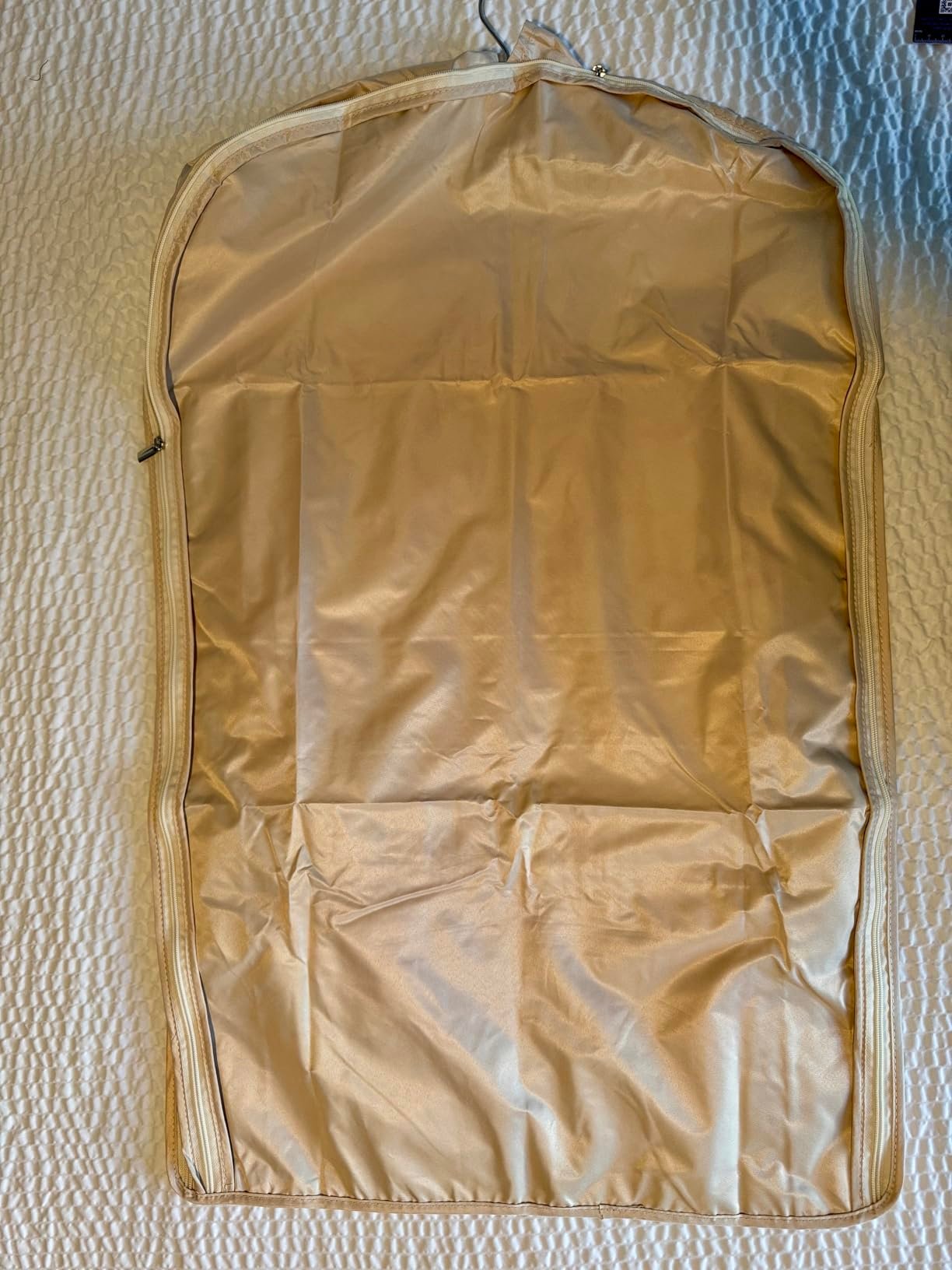 Excellent garment bag that extends to hold even more.