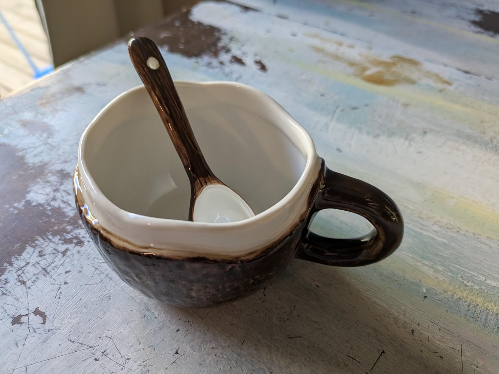 Unique design, basic brown glaze