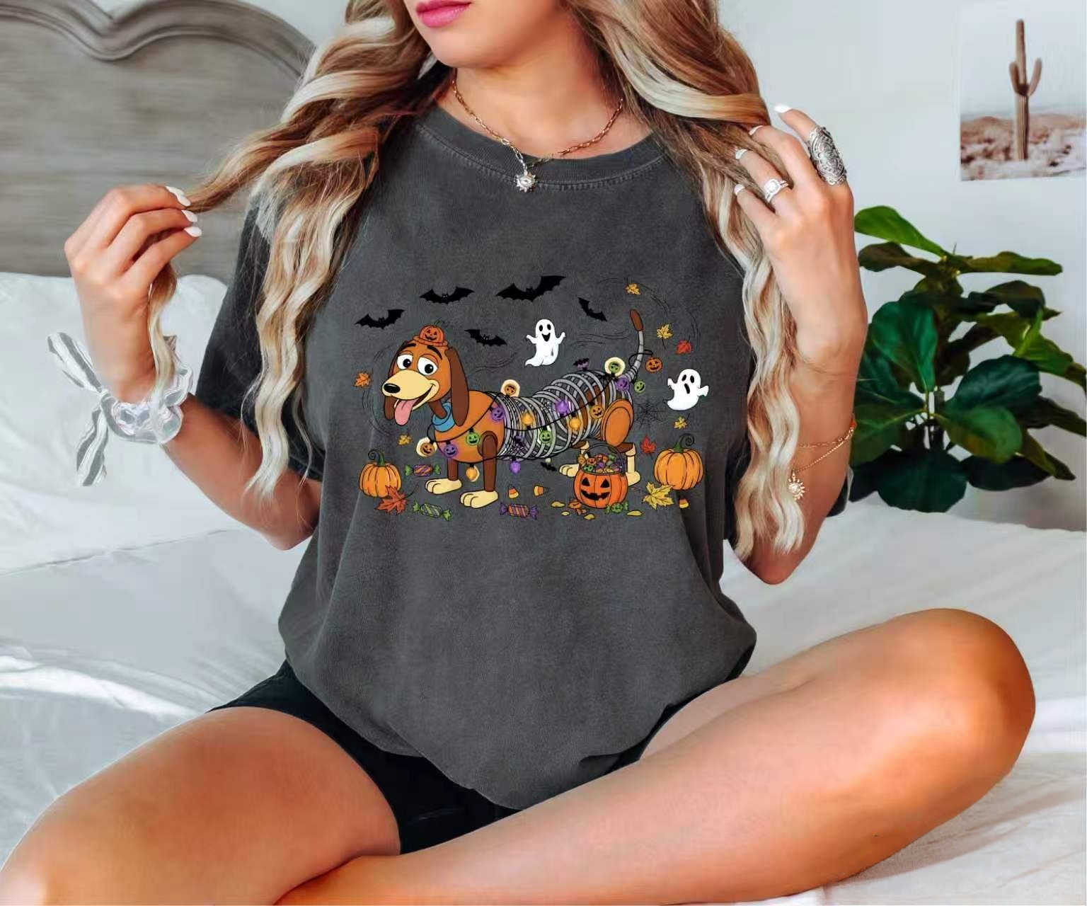 Funny Halloween Skeleton Dachshund Graphic T-Shirt – Cute Spooky Dog Lover Unisex Tee