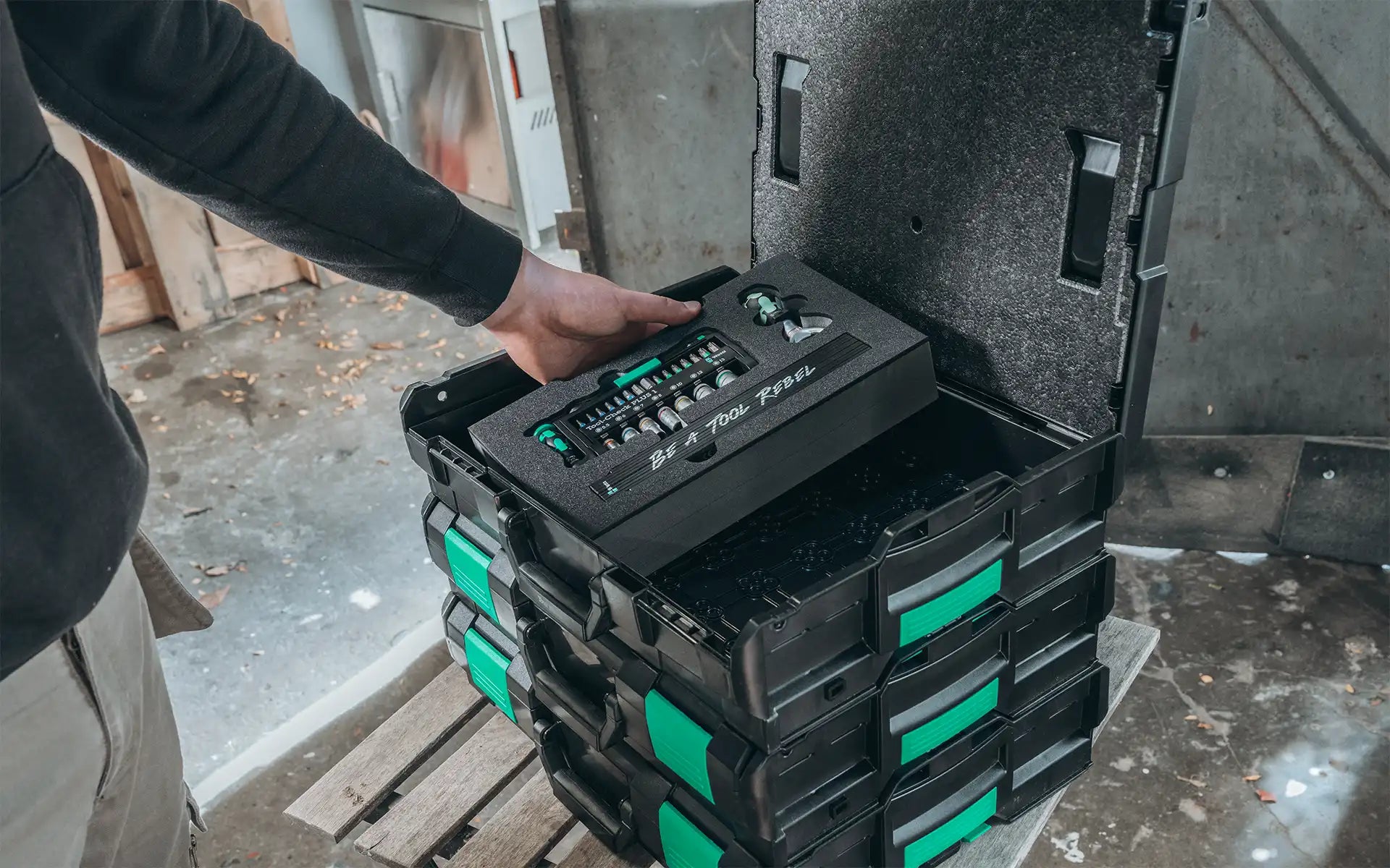 Tool insert being placed into a storage case