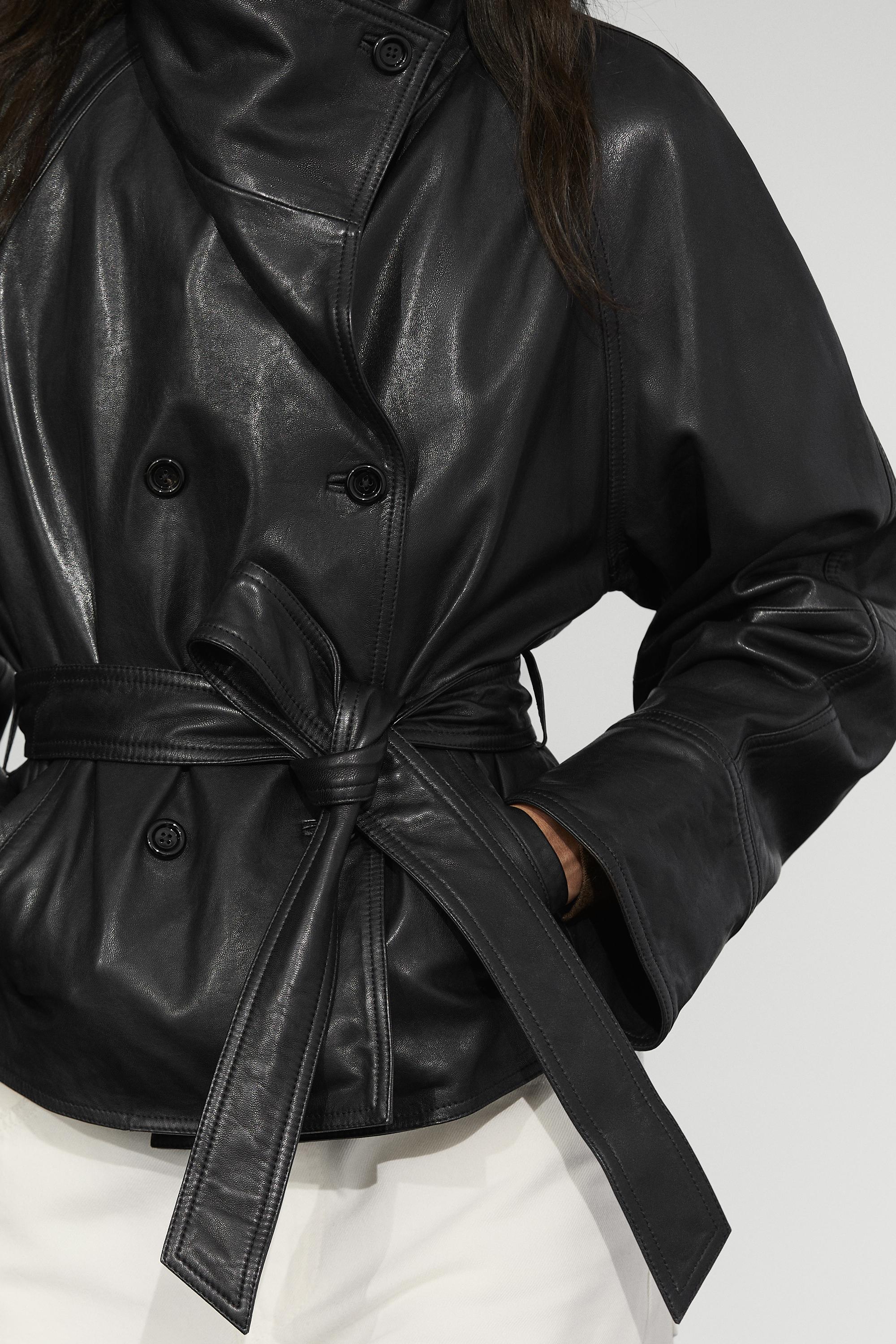 Short leather jacket with belt - BLACK