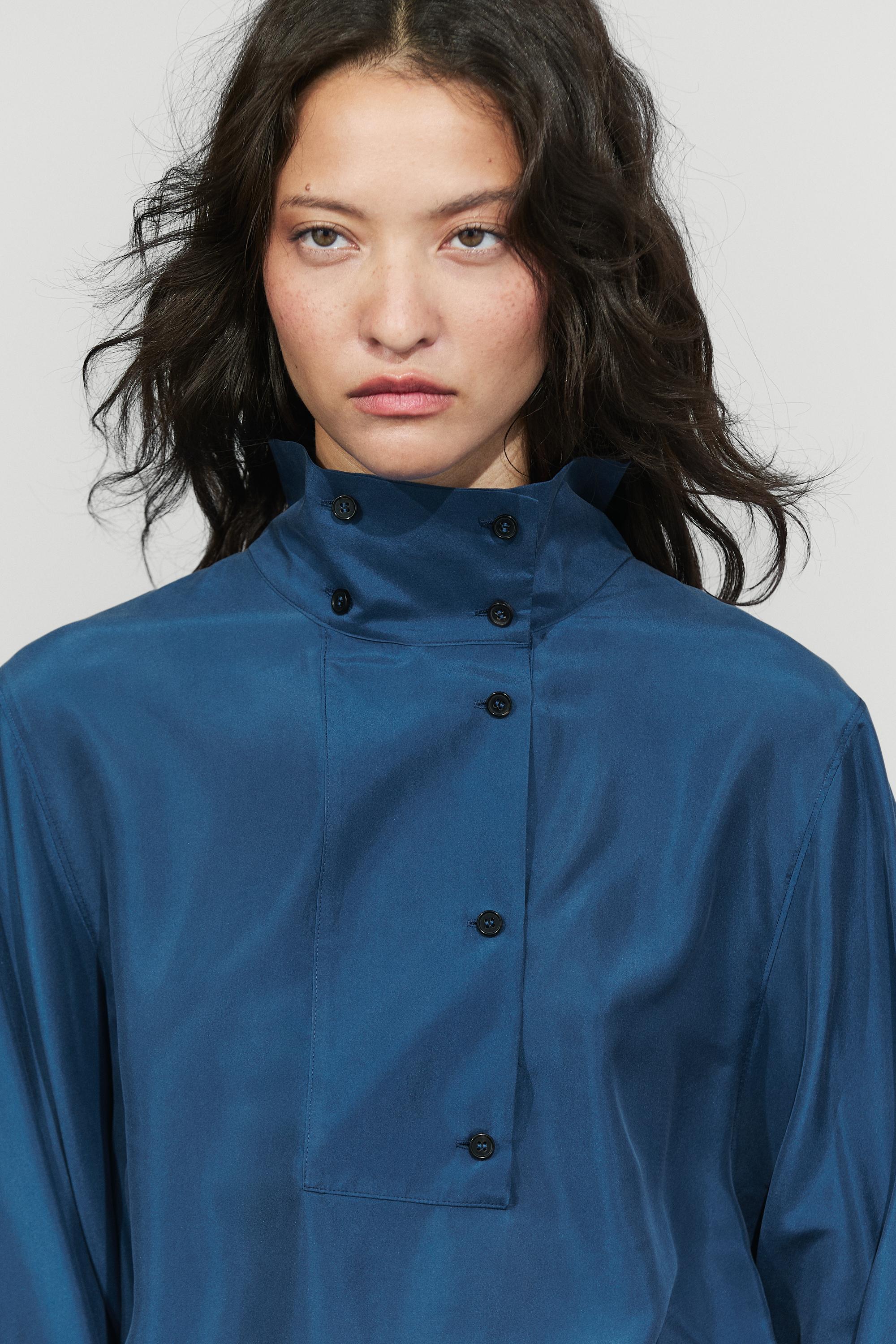 100% mulberry silk blouse with stand collar - BLUE