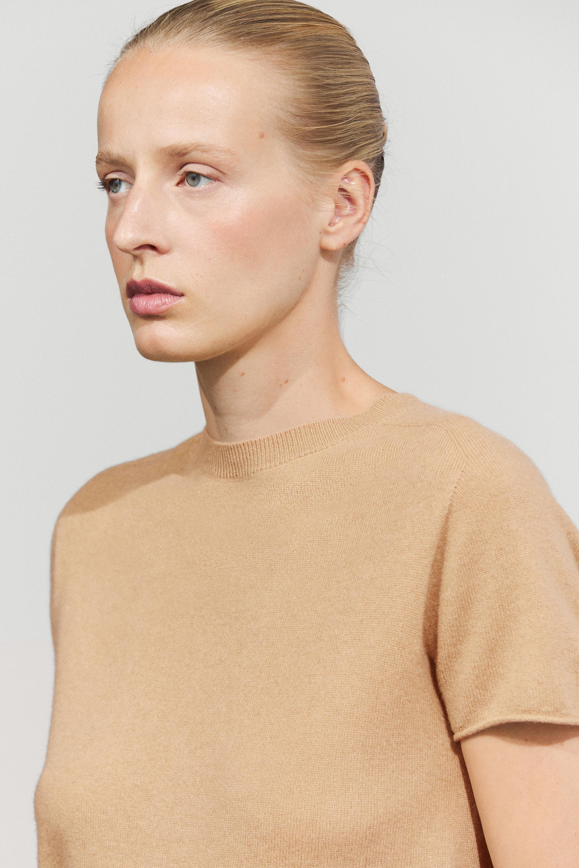 100% cashmere short sleeve knit sweater - CAMEL
