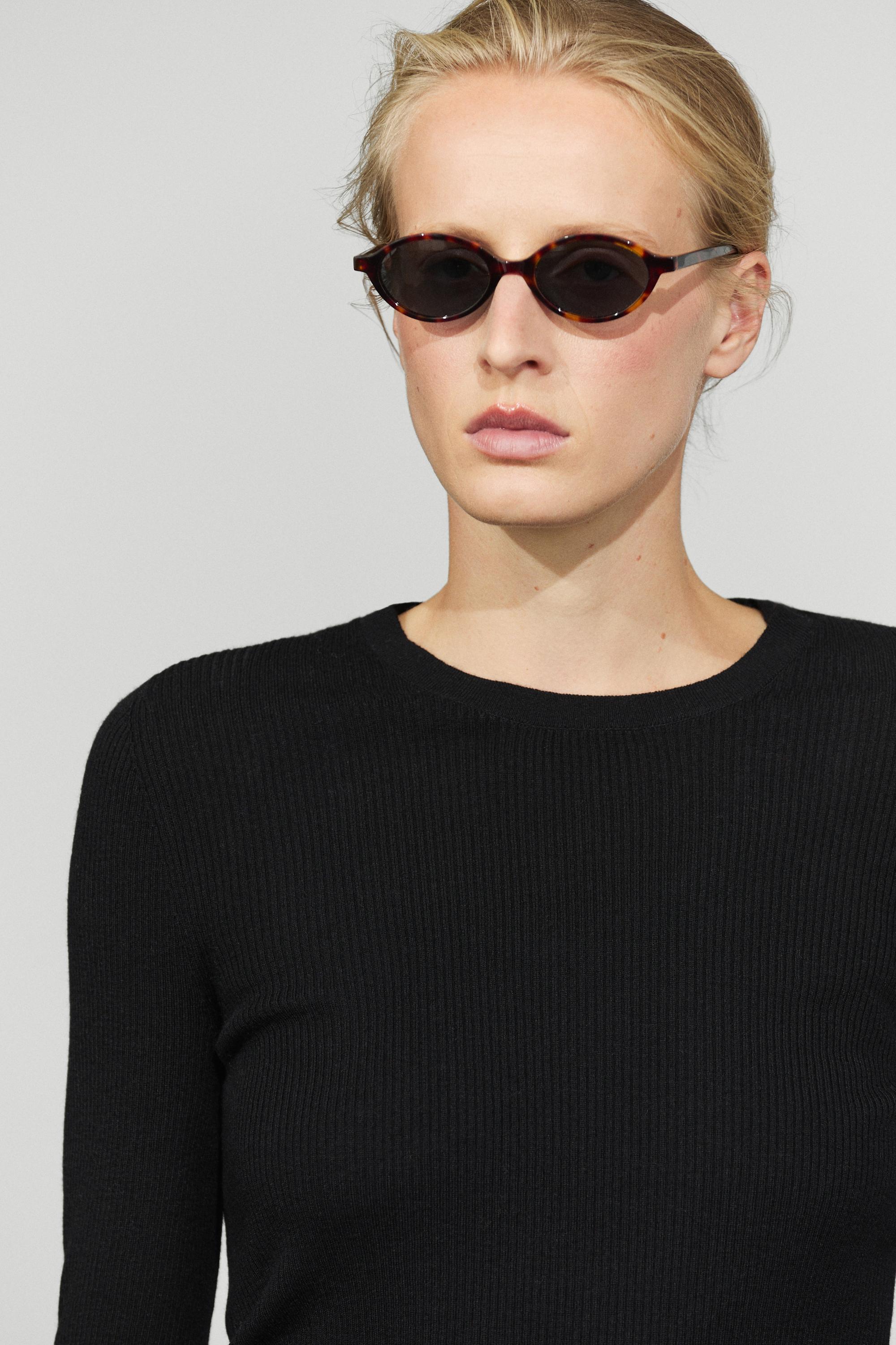 Ribbed knit round neck sweater - BLACK