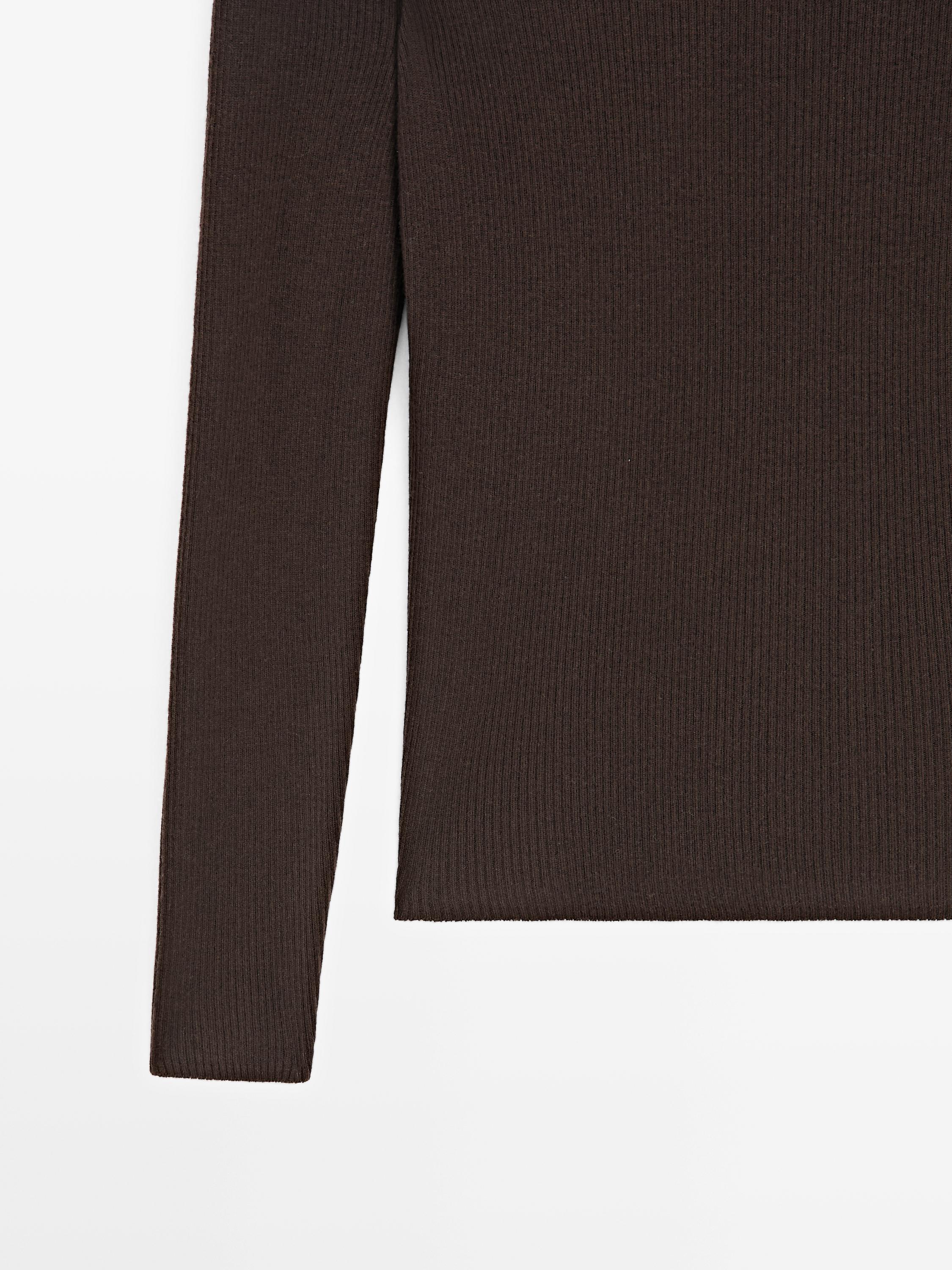Ribbed knit mock turtleneck sweater - BROWN