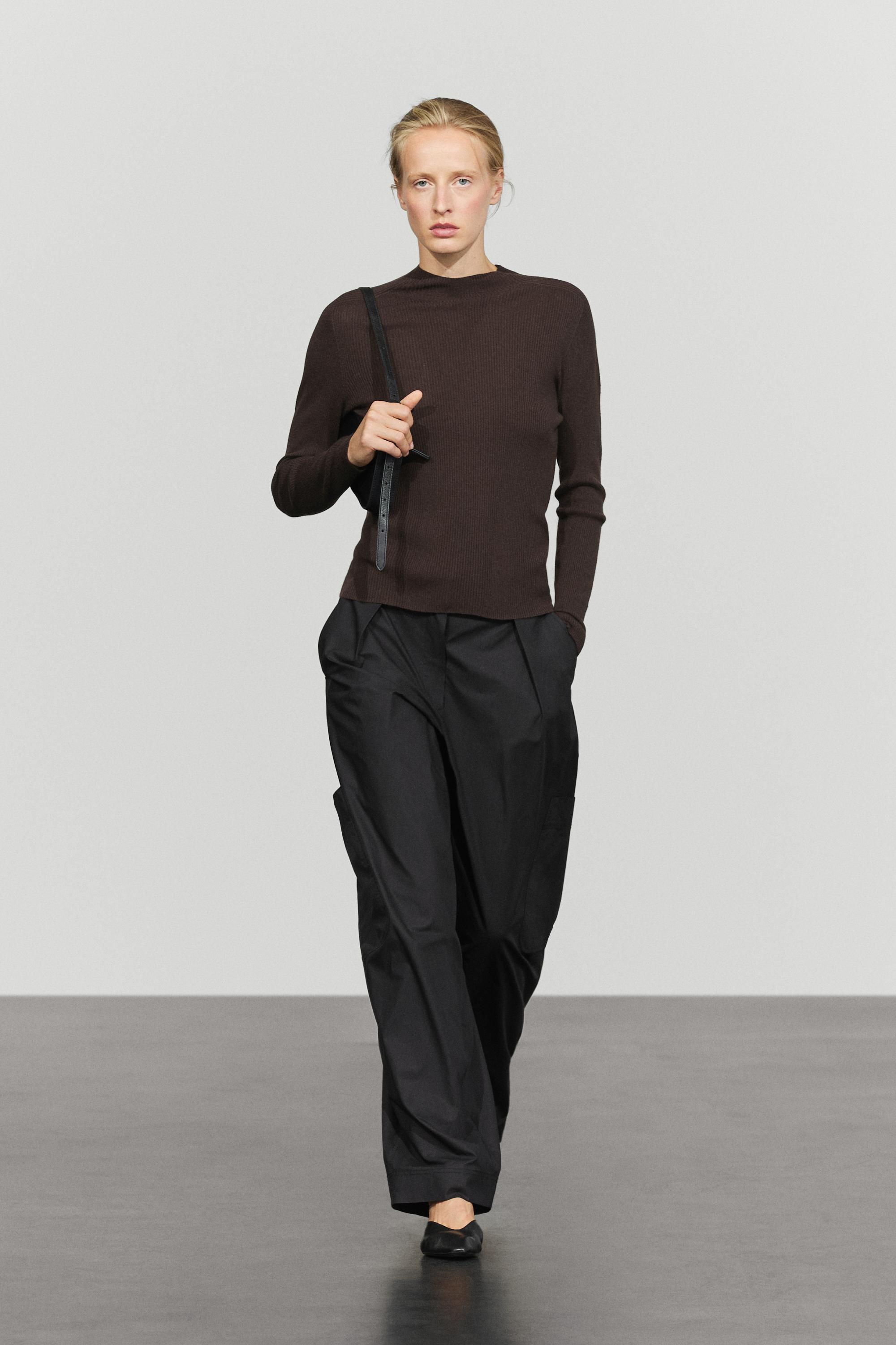 Ribbed knit mock turtleneck sweater - BROWN