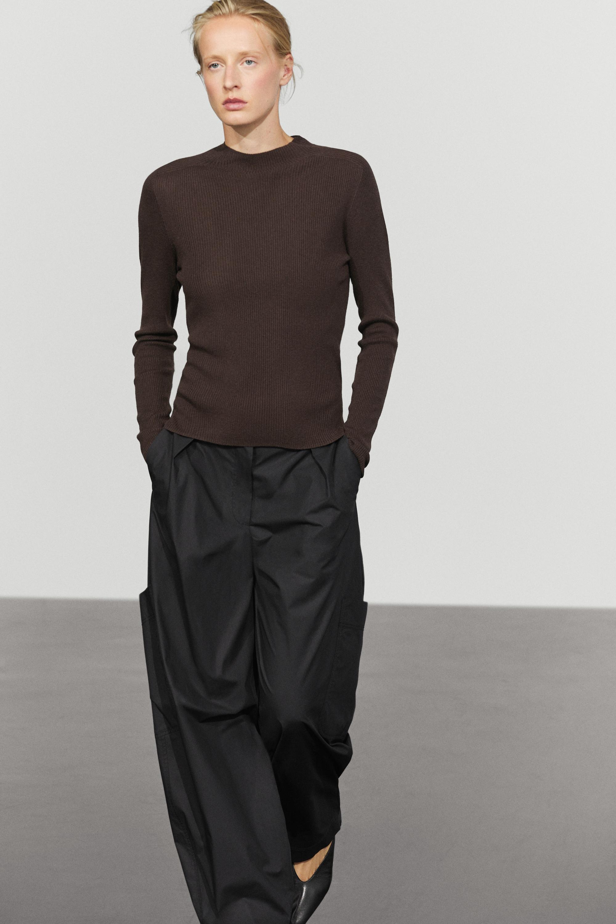 Ribbed knit mock turtleneck sweater - BROWN