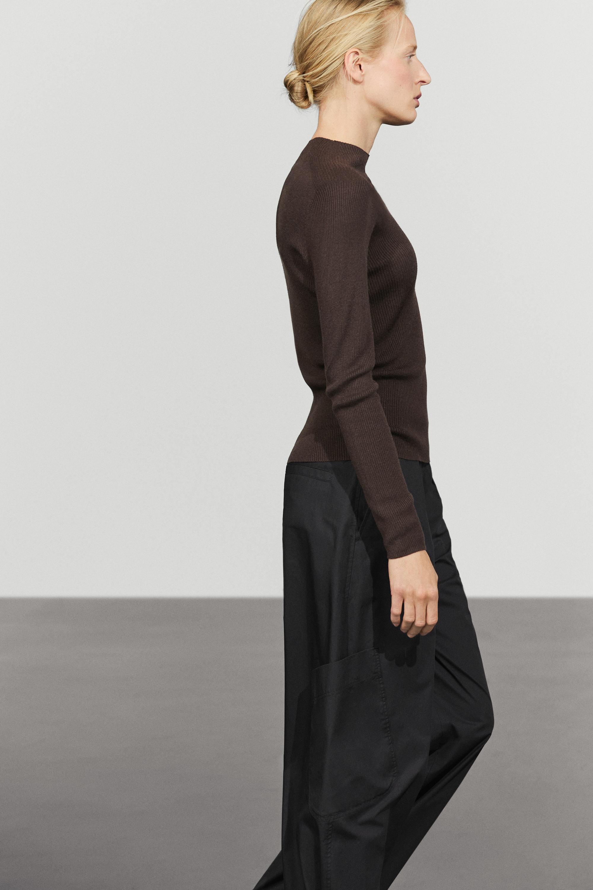 Ribbed knit mock turtleneck sweater - BROWN