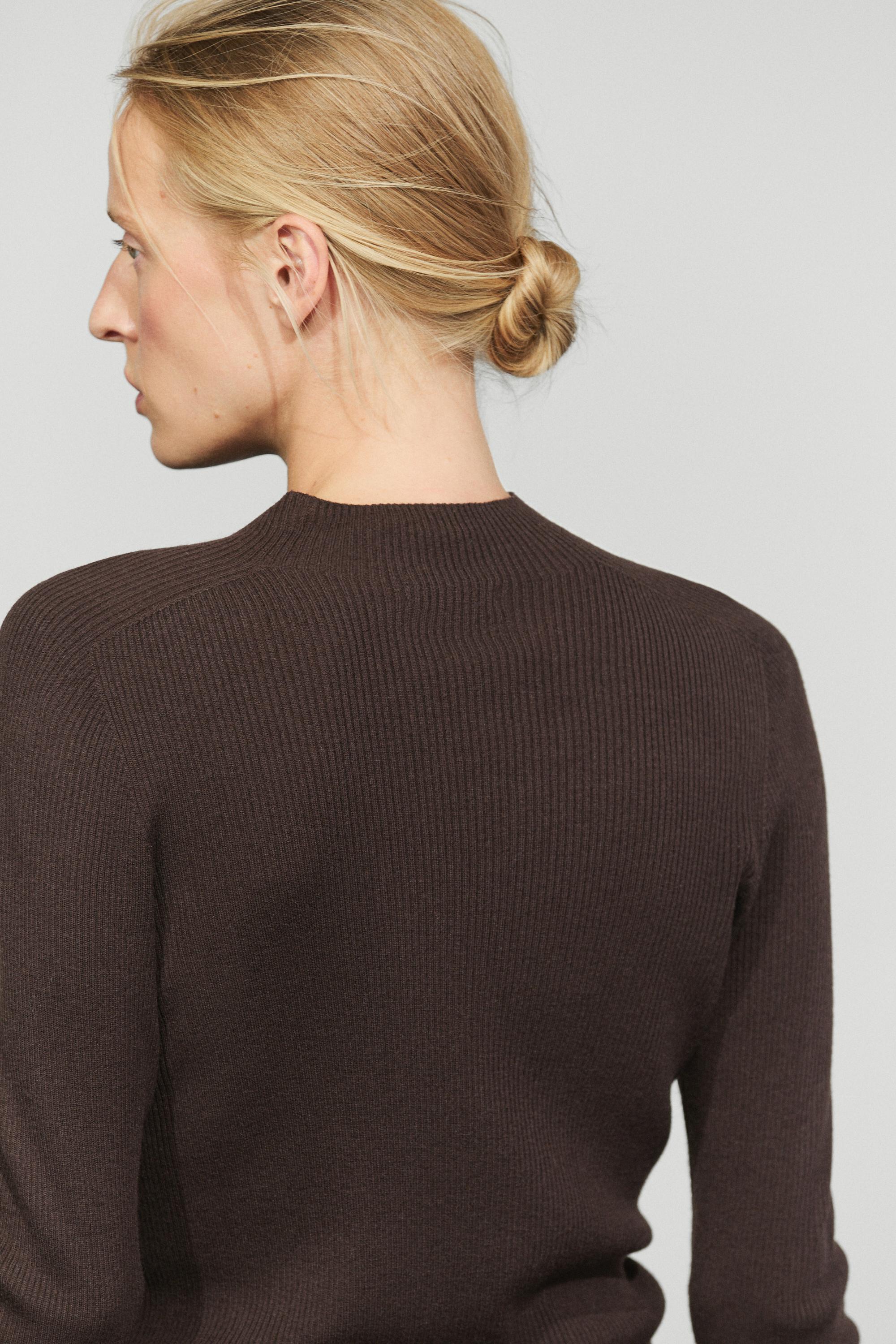 Ribbed knit mock turtleneck sweater - BROWN