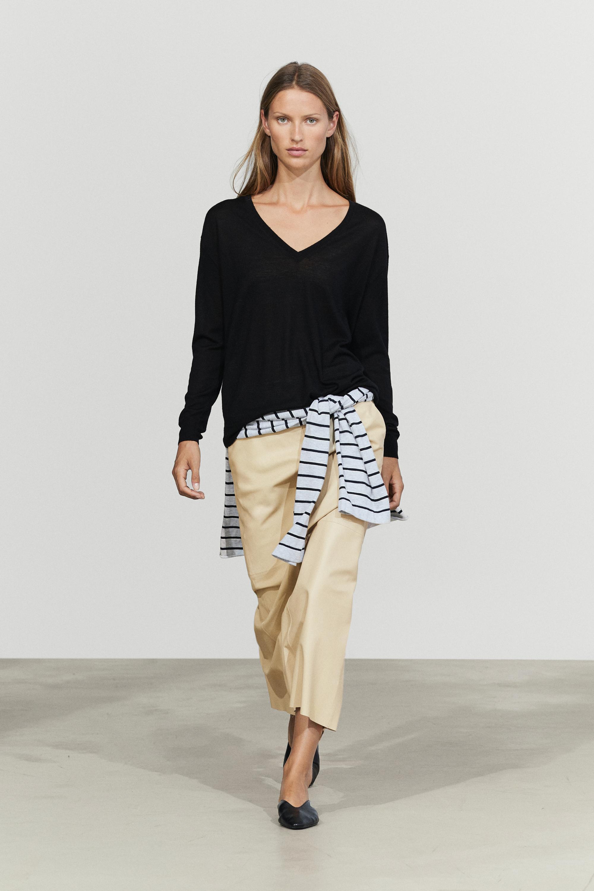 100% wool V-neck knit sweater - BLACK