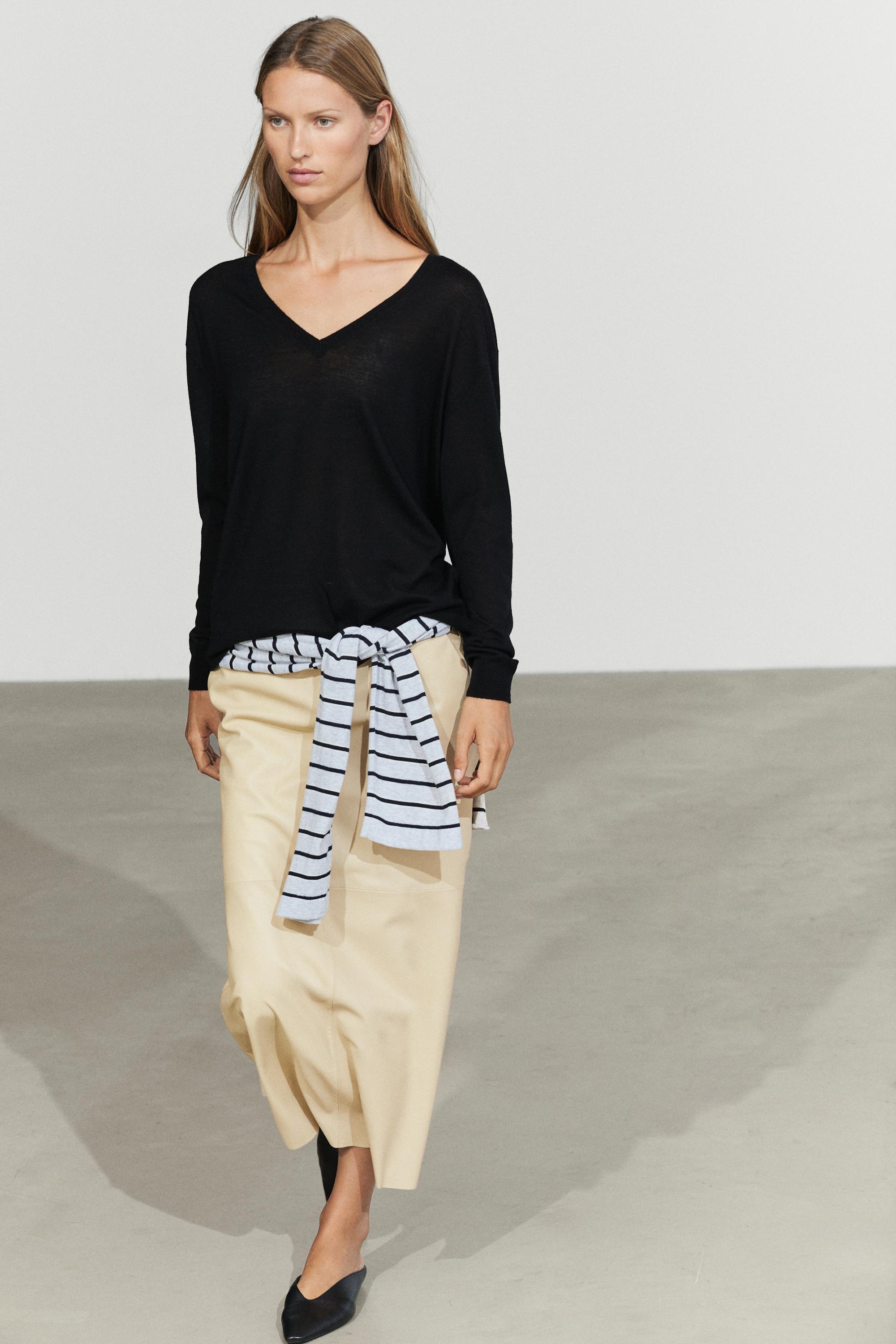 100% wool V-neck knit sweater - BLACK