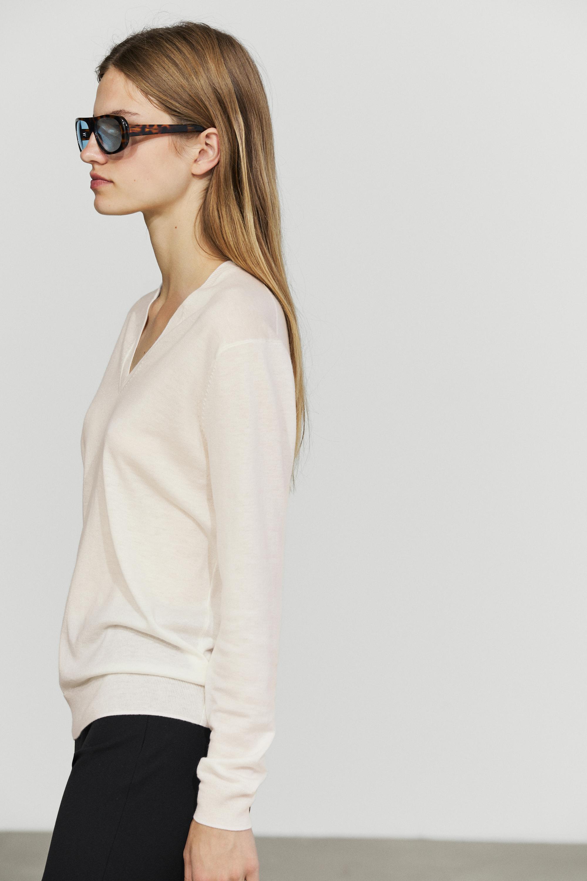 V-neck knit sweater - CREAM