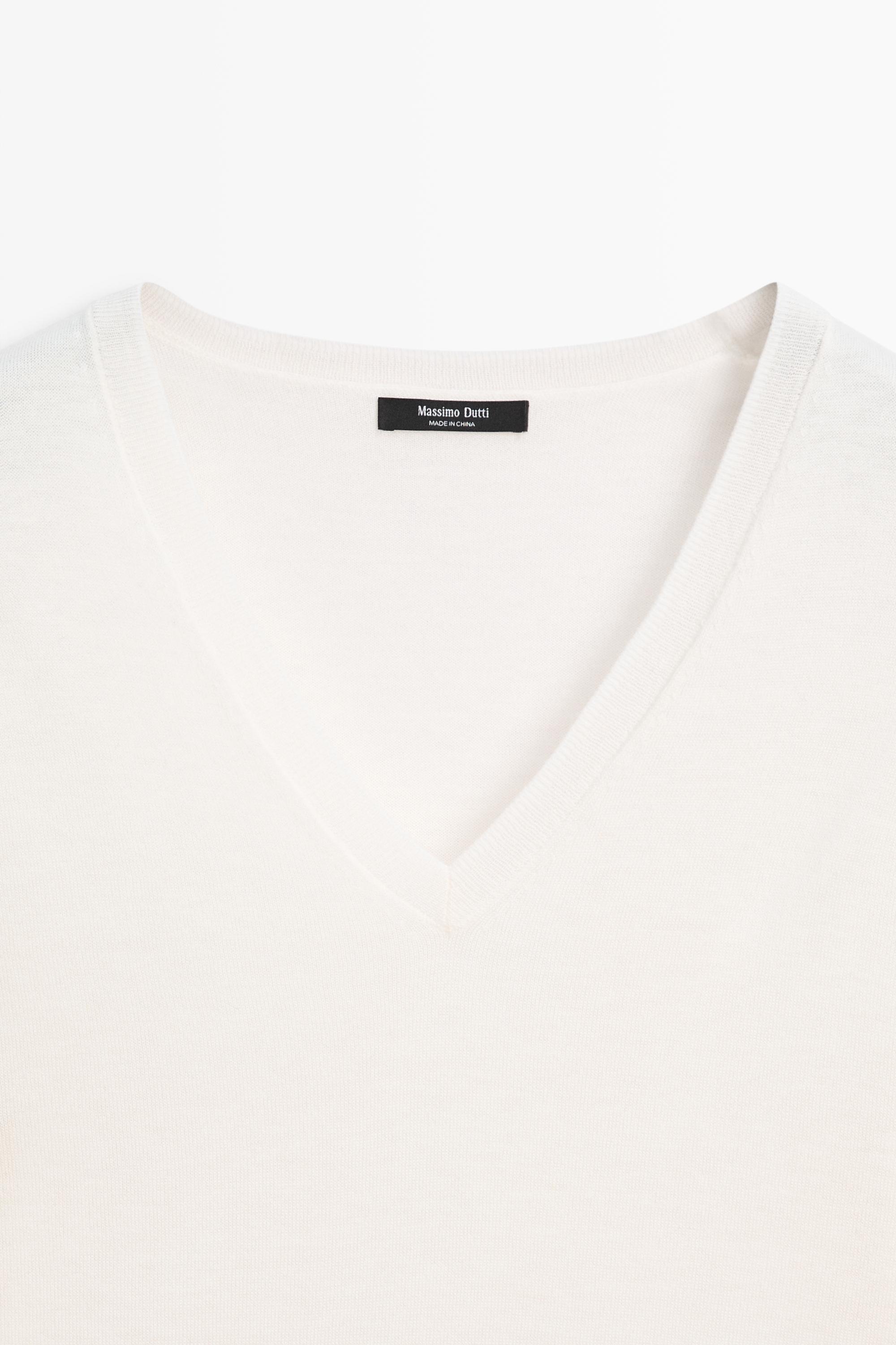 V-neck knit sweater - CREAM