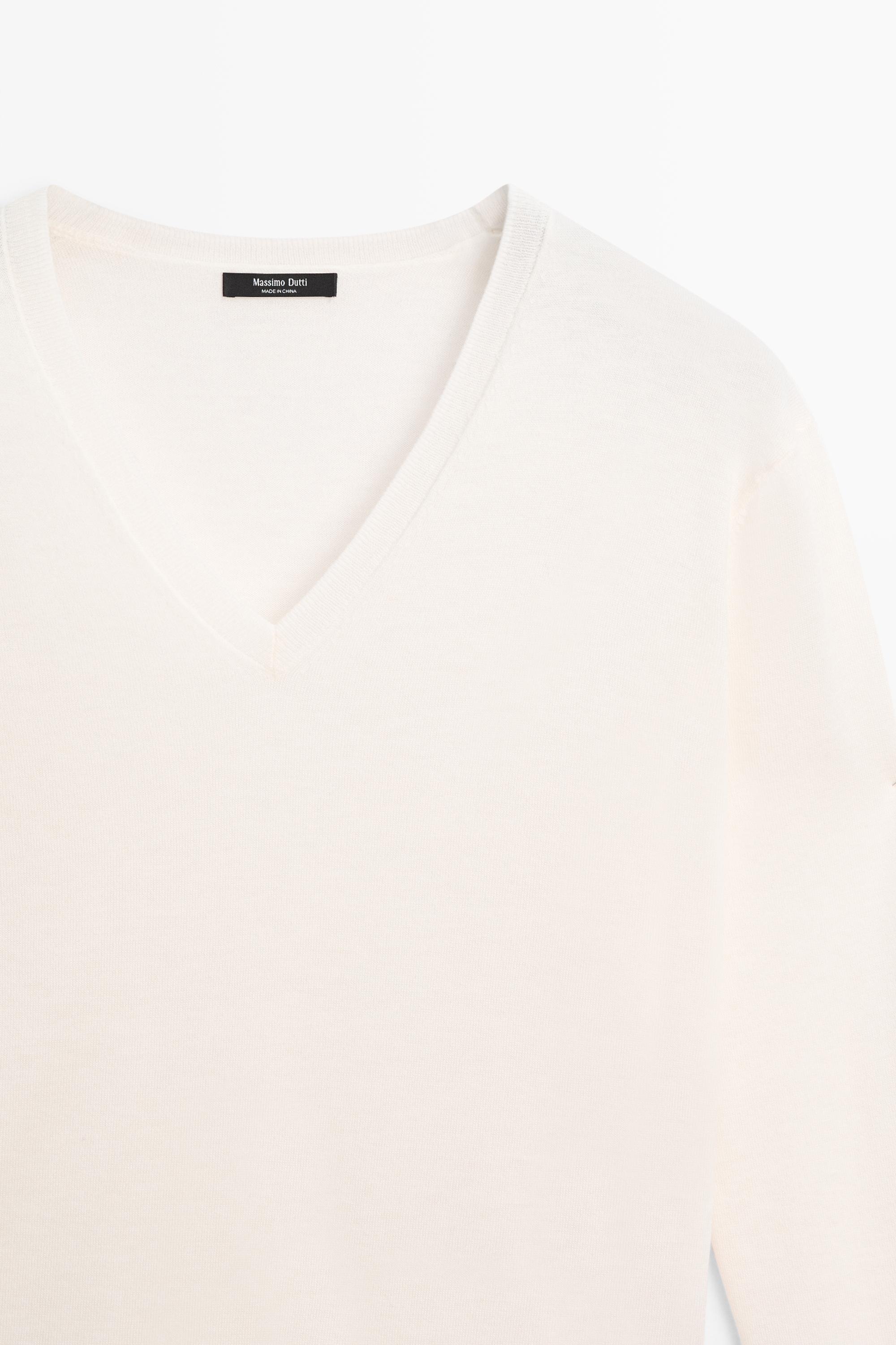 V-neck knit sweater - CREAM