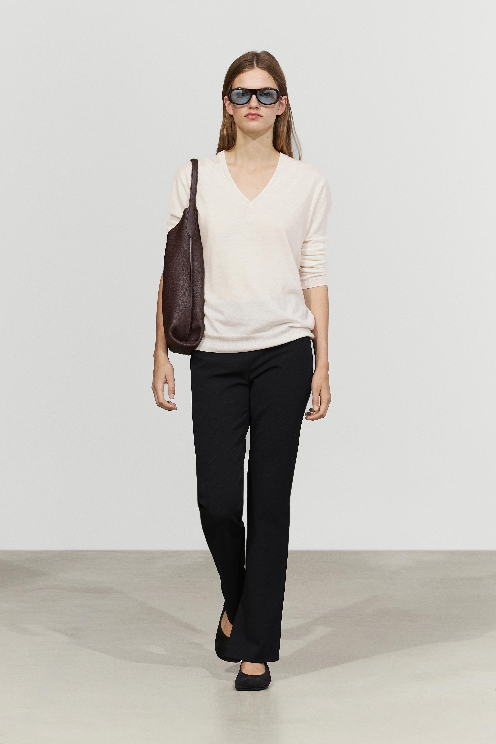 V-neck knit sweater - CREAM