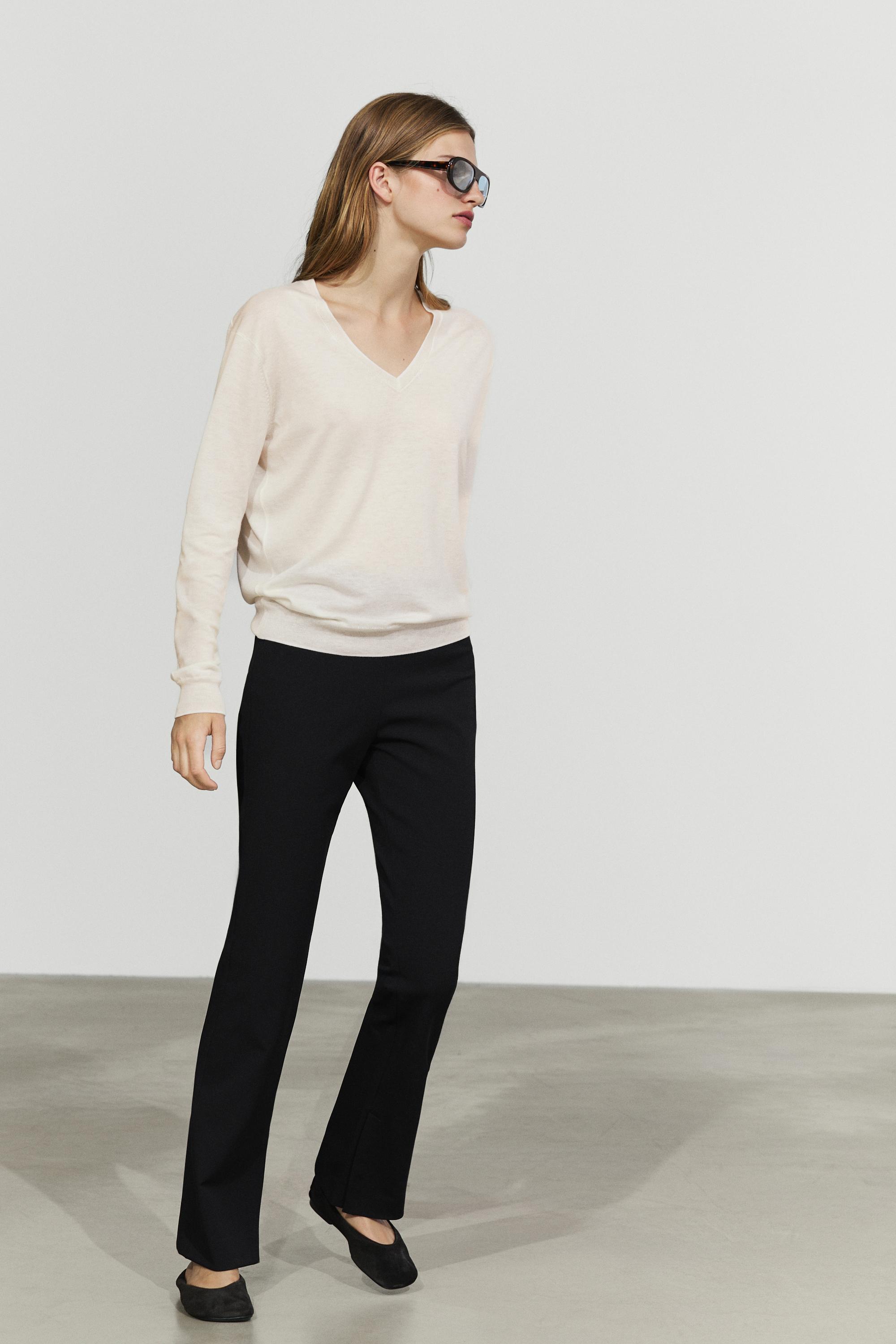V-neck knit sweater - CREAM