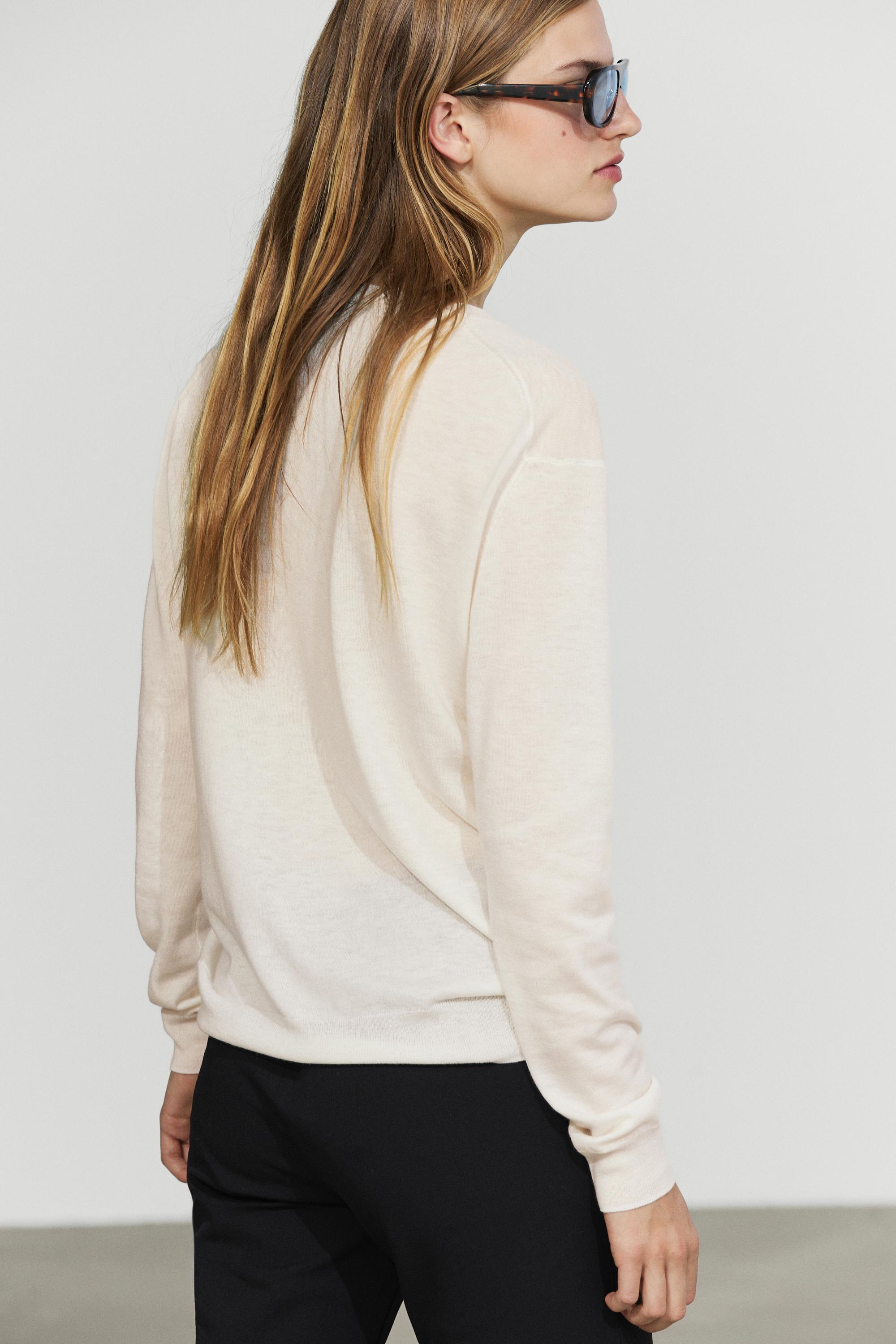 V-neck knit sweater - CREAM