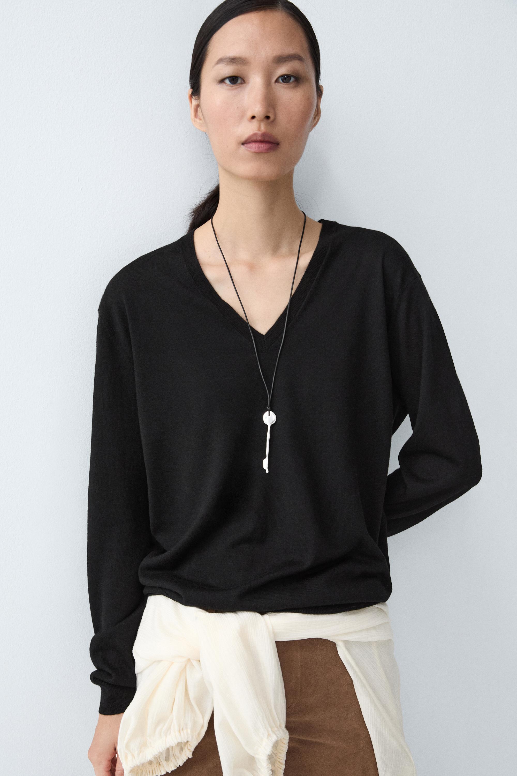 V-neck knit sweater - BLACK