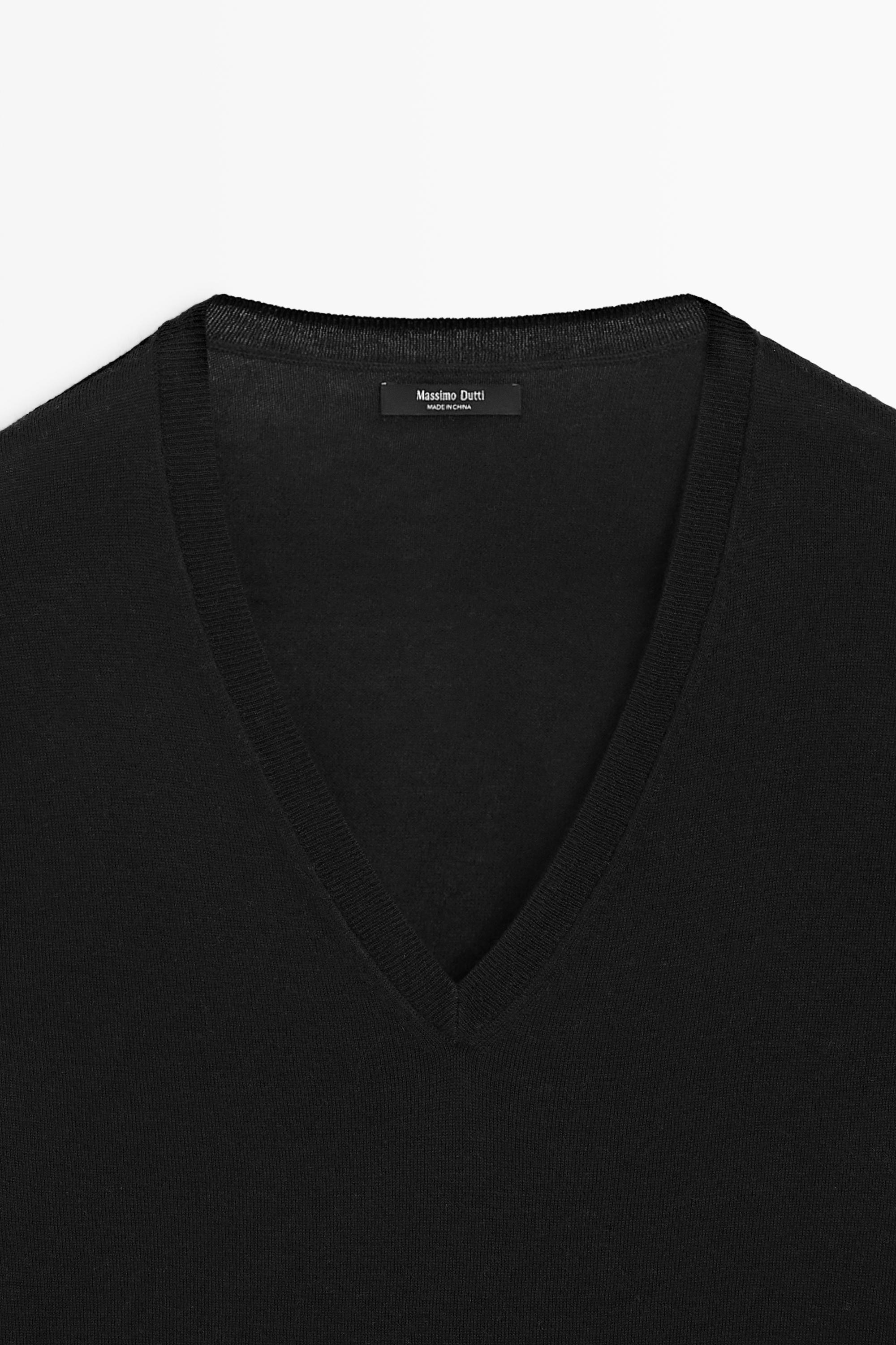 V-neck knit sweater - BLACK
