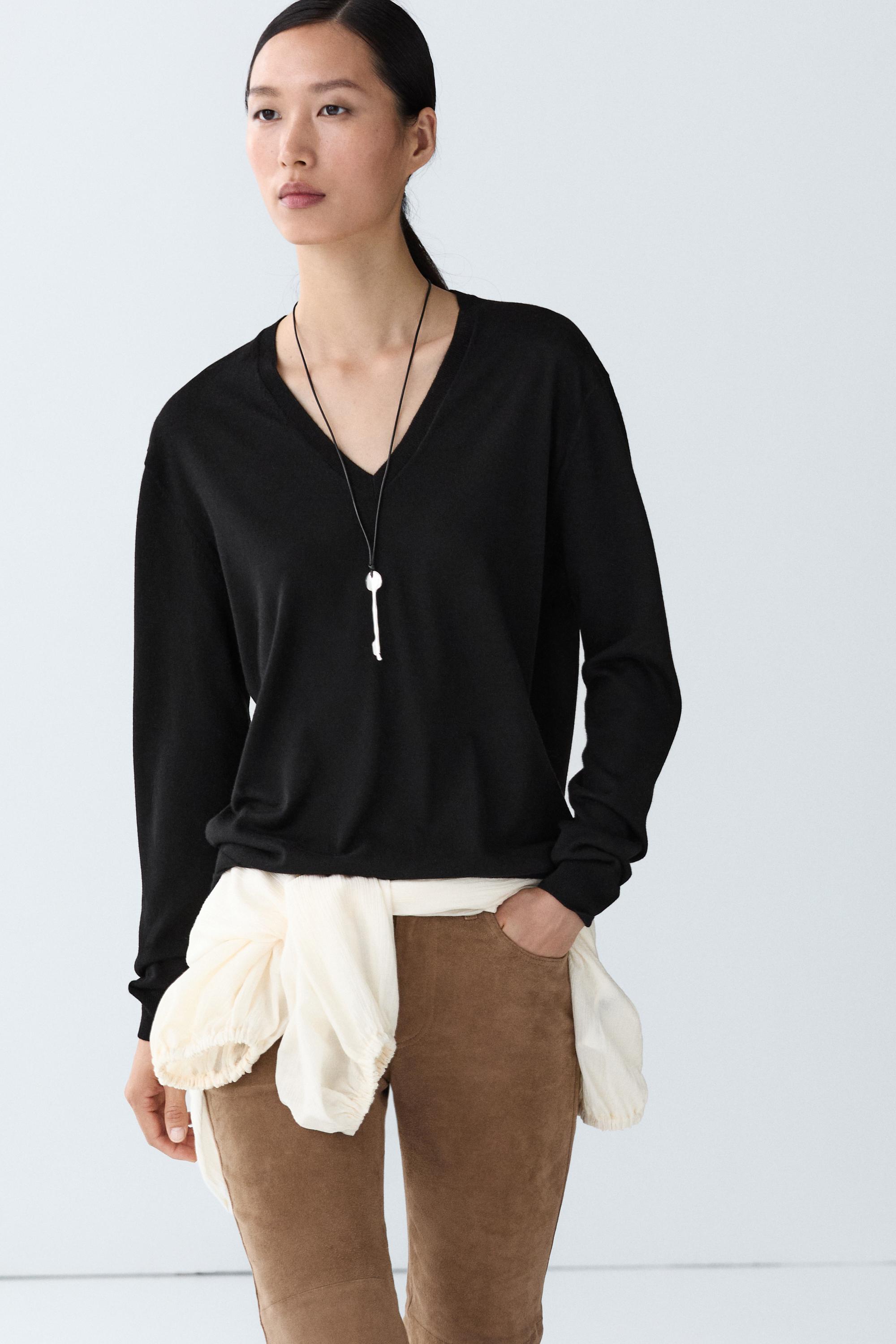 V-neck knit sweater - BLACK