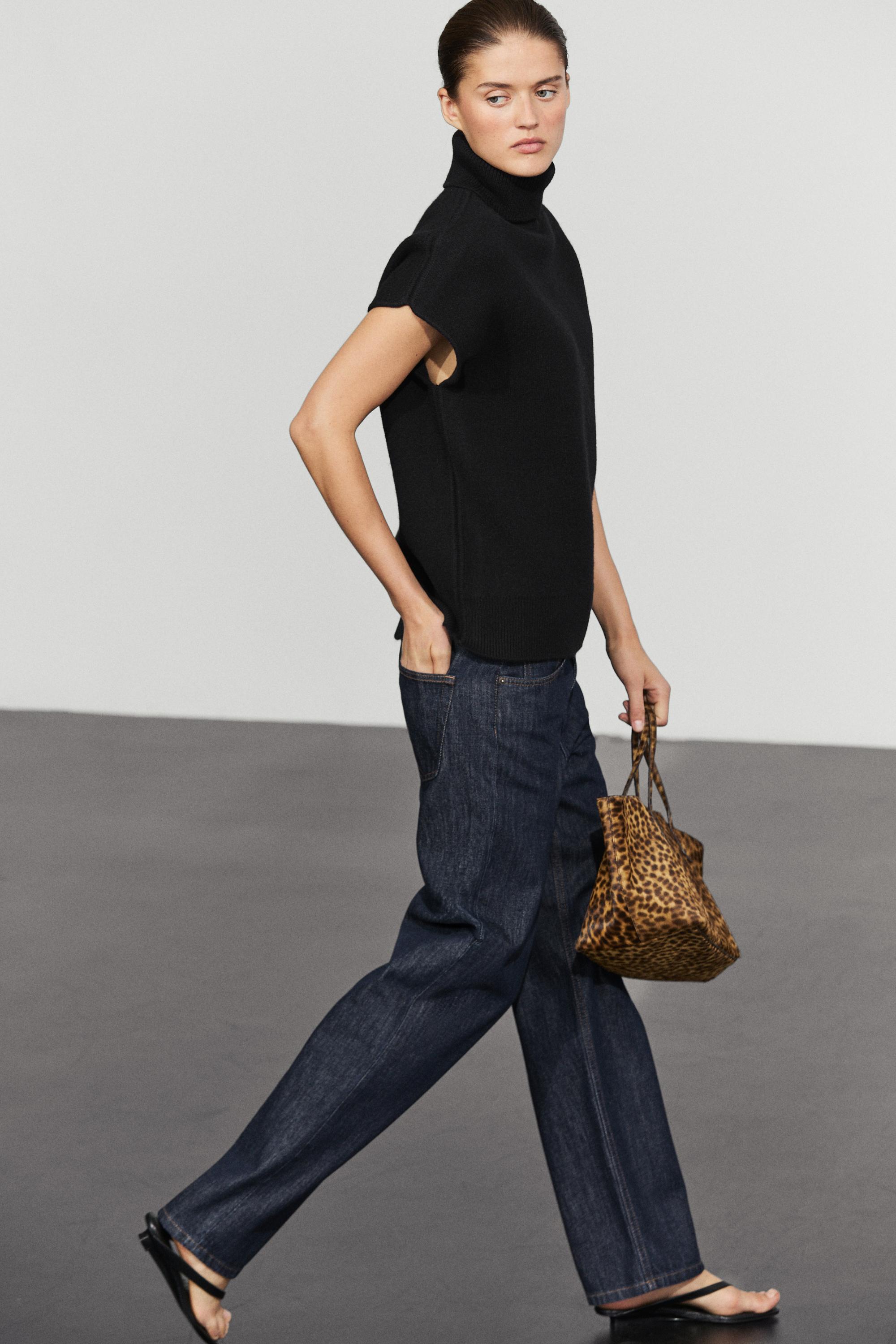 Knit sweater with side vents - BLACK