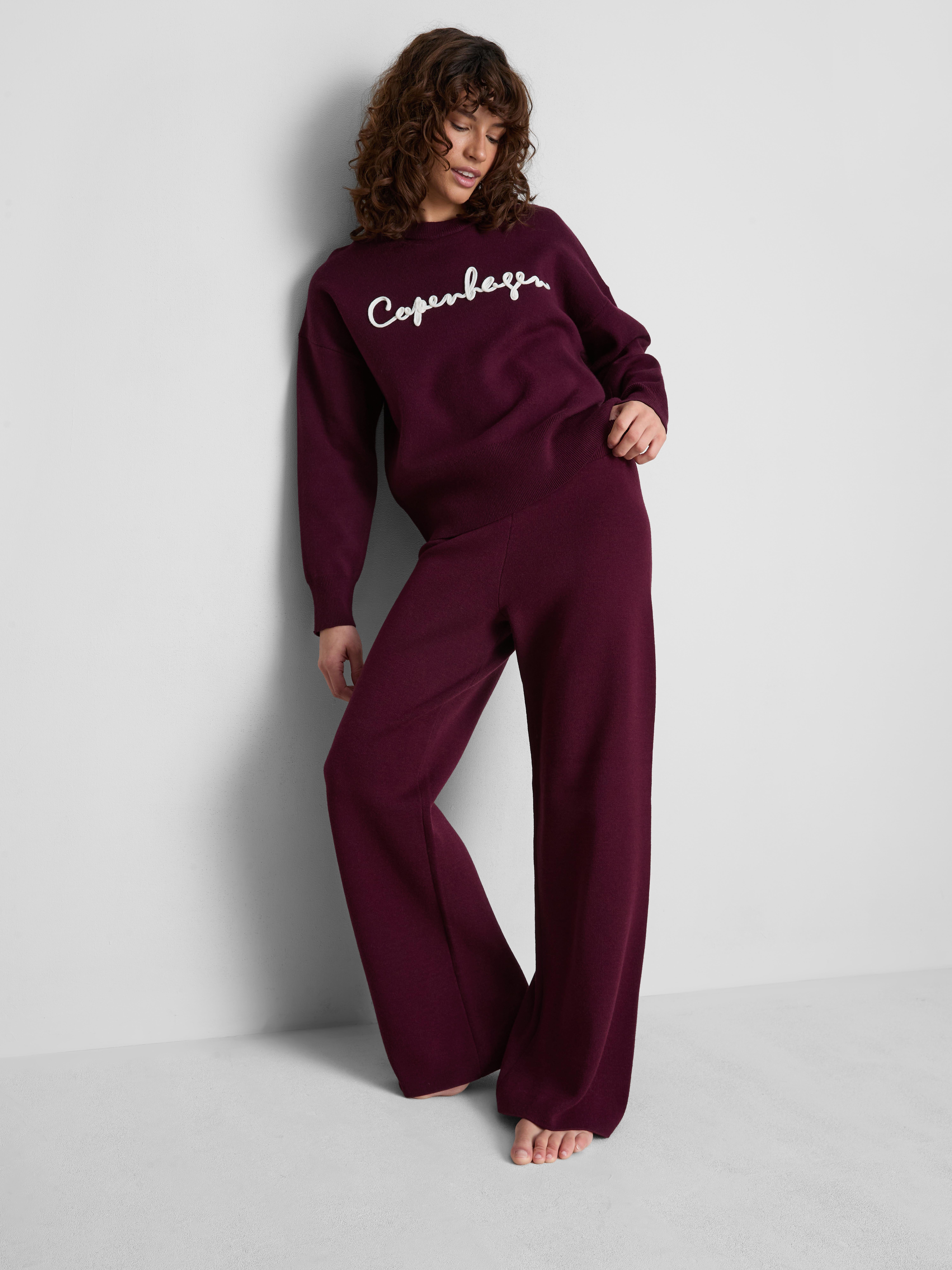 Knitted Crewneck Slogan Sweater - Burgundy