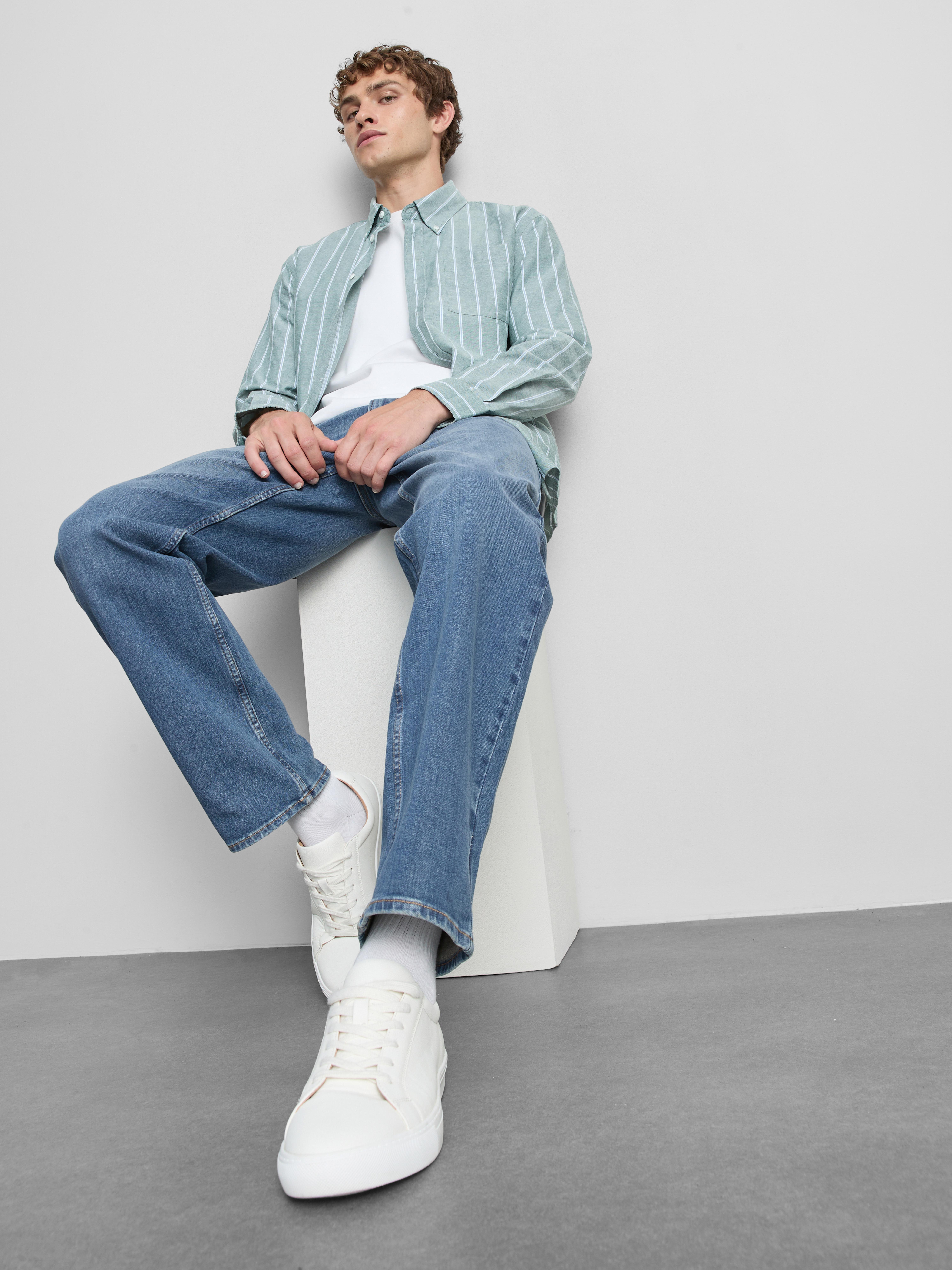 Mid-Rise Straight-Leg Jeans - Mid Blue