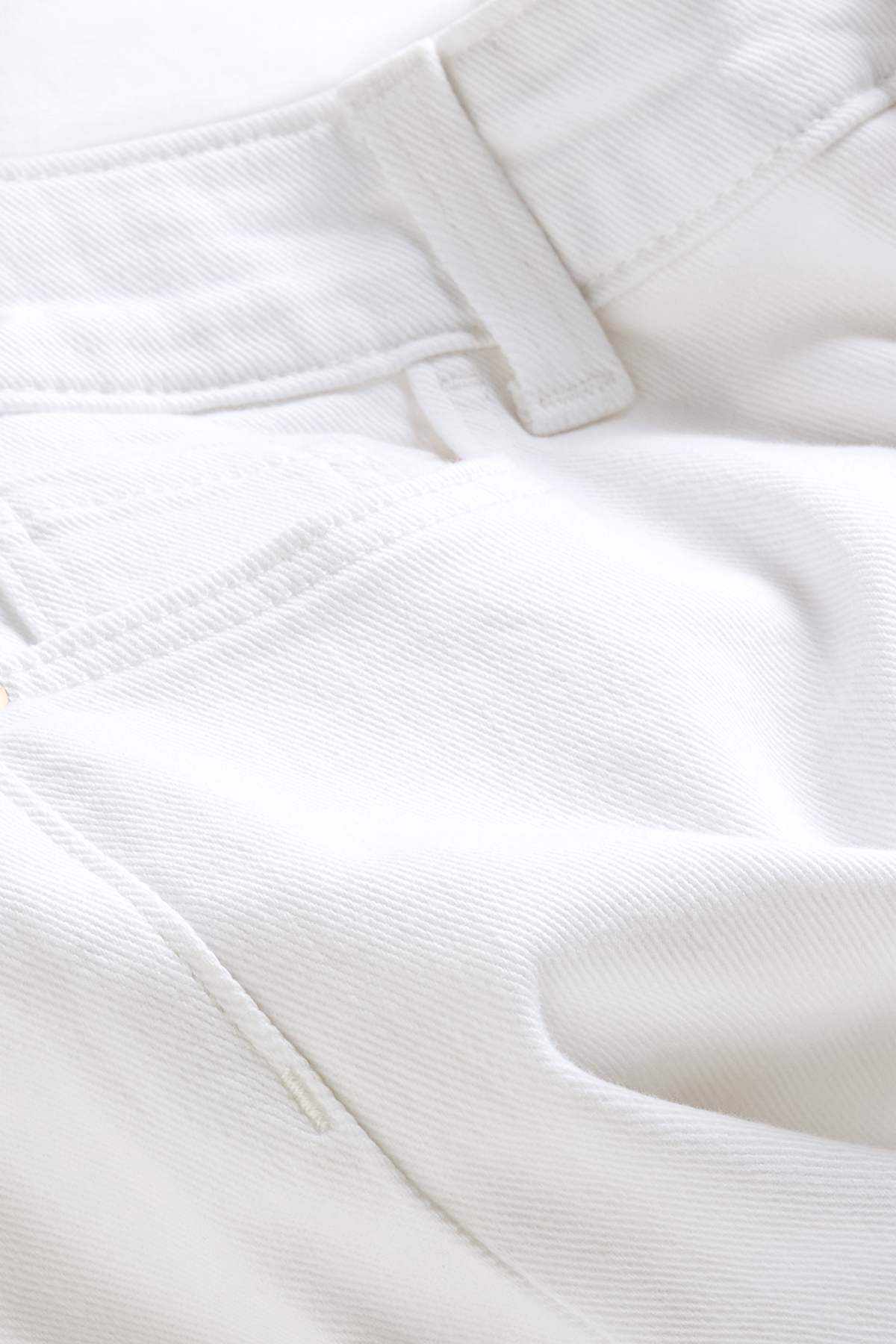 Denim shorts - mid-rise waist - white
