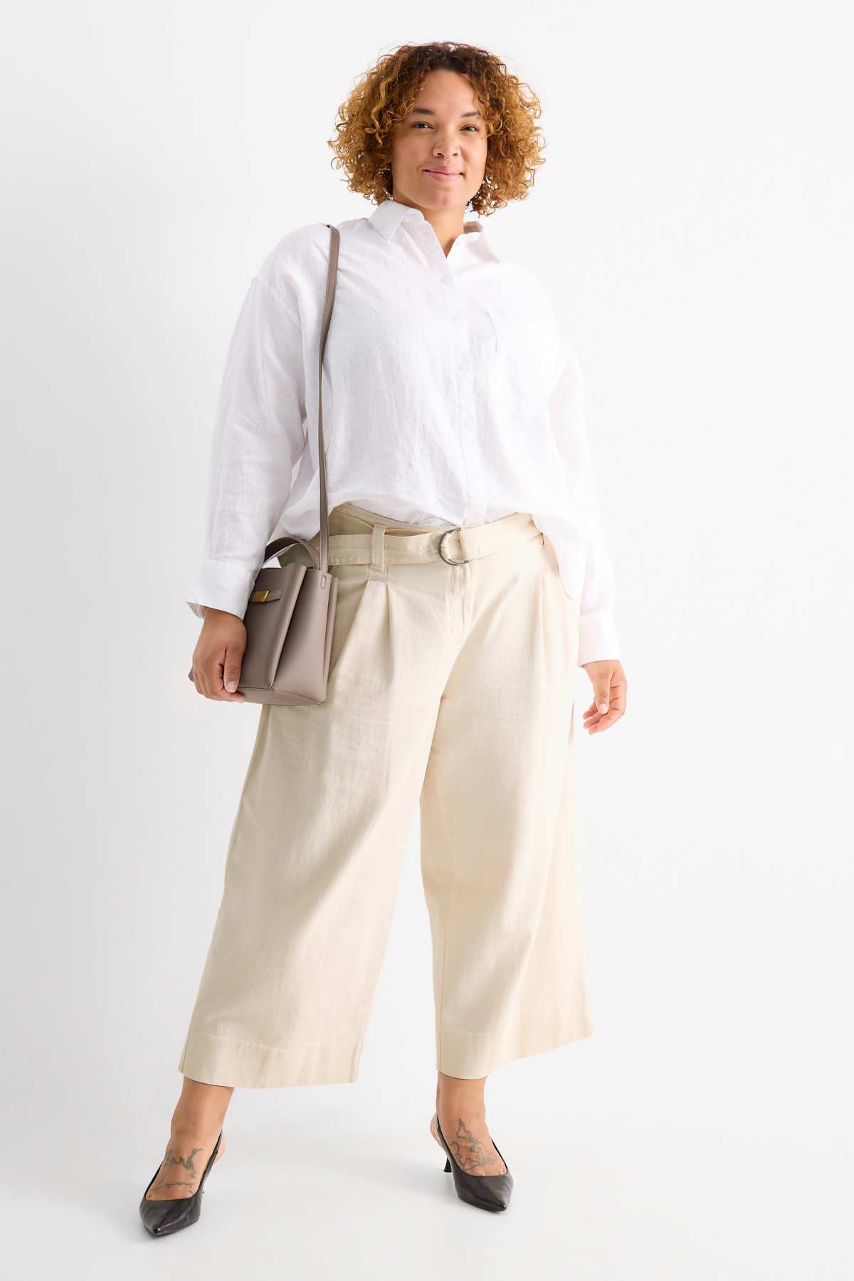 Cropped cloth trousers with belt - high-rise waist - wide leg - light beige